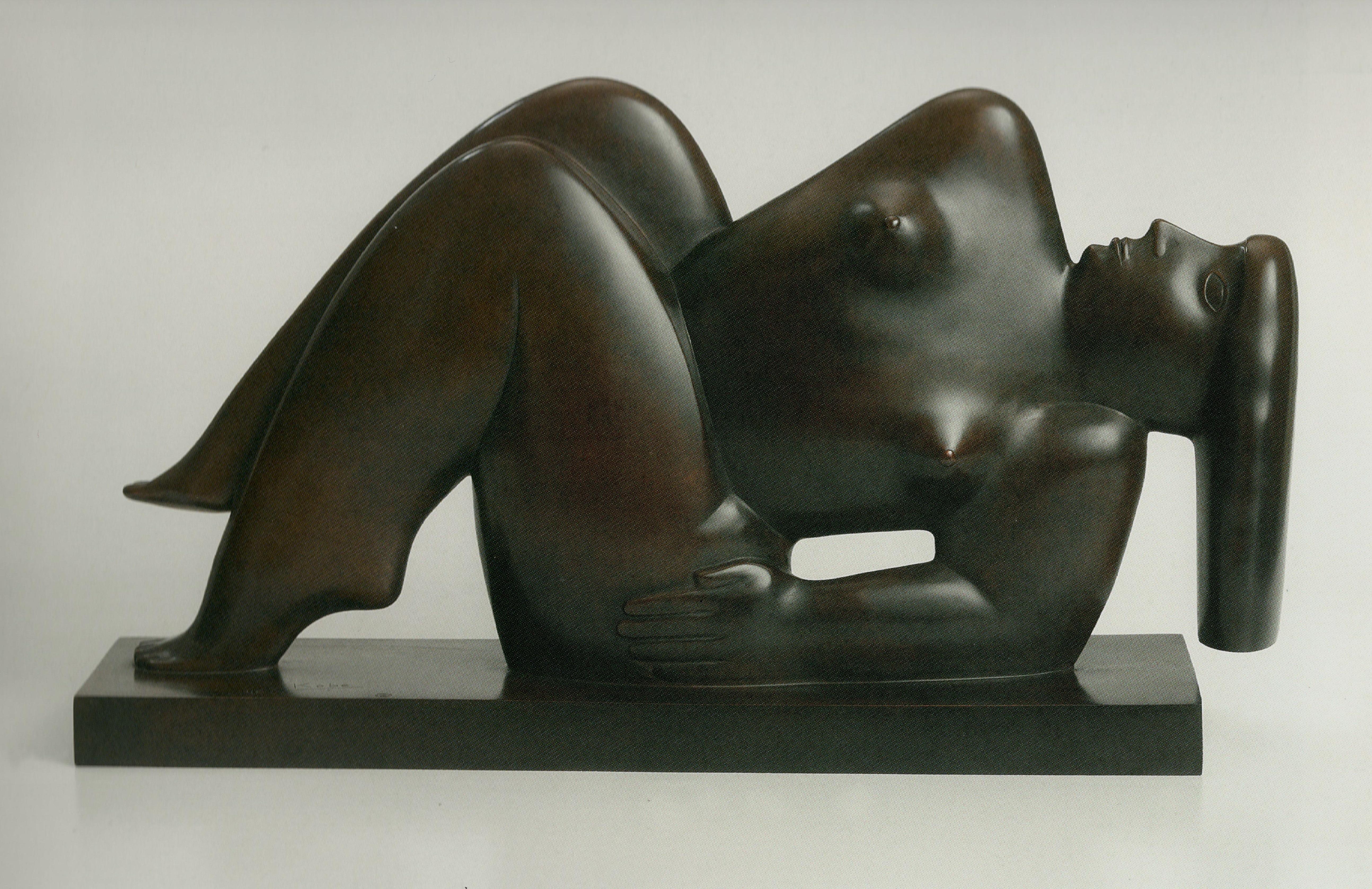 KOBE Figurative Sculpture – Laura Bronze-Skulptur weibliche Figur einer liegenden Daunenfrau 