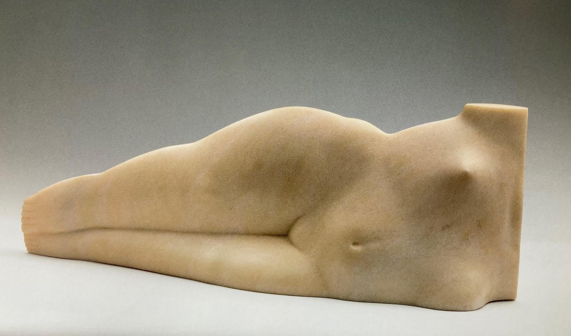 KOBE Figurative Sculpture – Liggend II Lying Down Bronzeskulptur Fackel, weibliche Aktfigur, Fackel