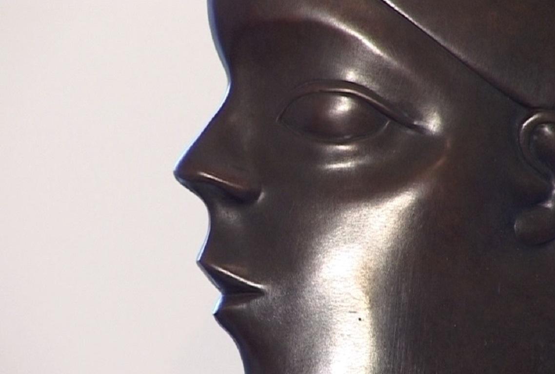 Meraviglia Wunder-Bronze-Skulptur einer stehenden weiblichen Figur  – Sculpture von KOBE