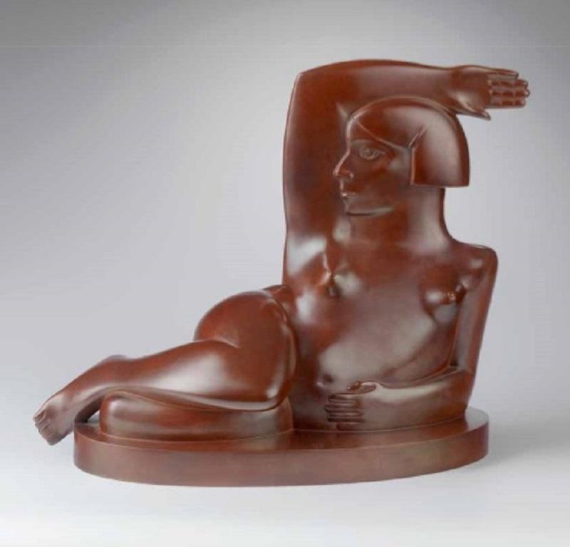 KOBE Figurative Sculpture – Spring Woman Lying Down Bronze-Skulptur, weibliche Figur
