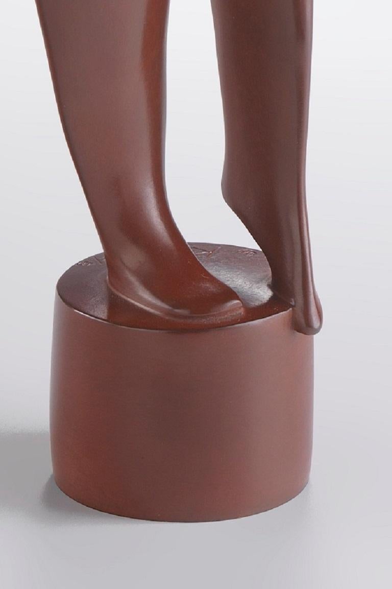 Staande Torso Voetje Vooruit Bronze Sculpture Standing Torse Foot Ahead - Gold Figurative Sculpture by KOBE