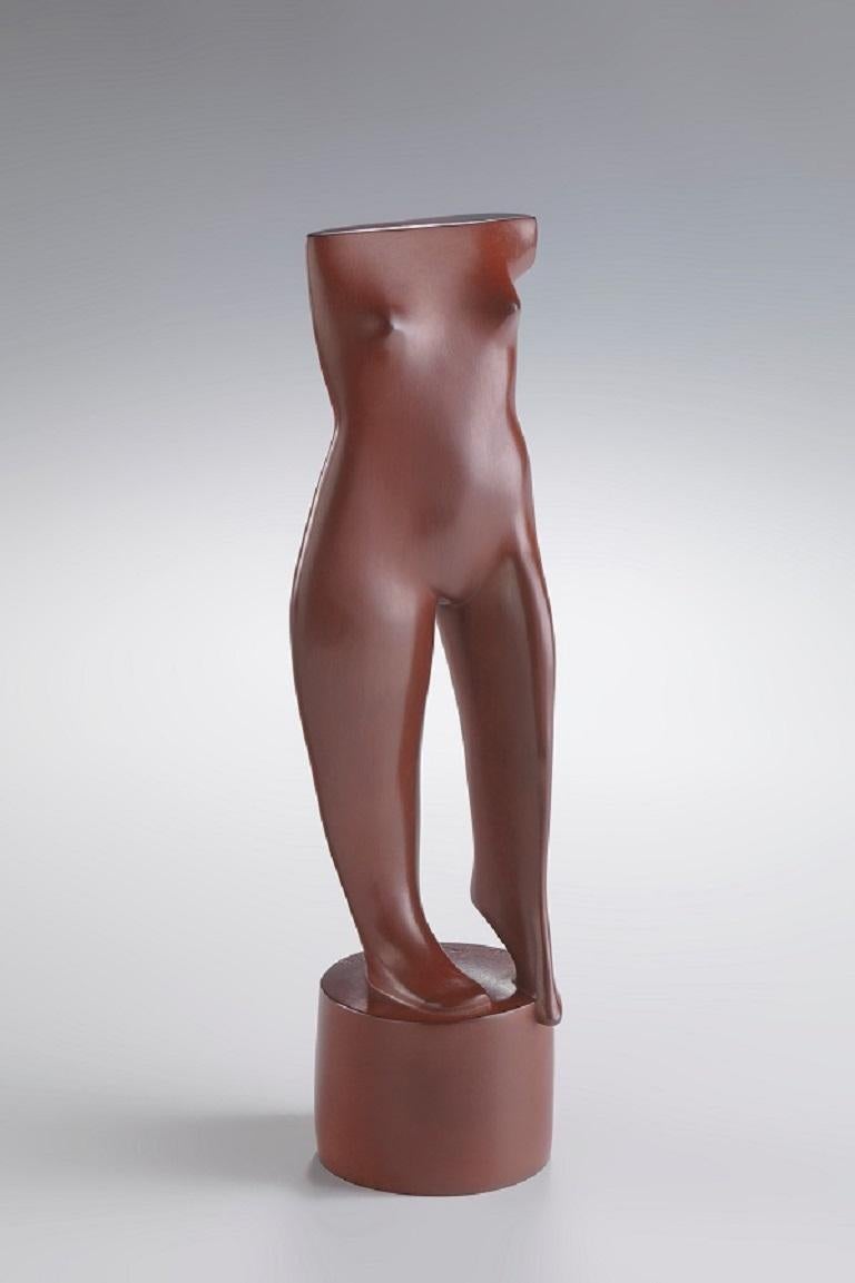 KOBE Figurative Sculpture – Staande Torso Voetje Vooruit Bronzeskulptur, stehender Fackelfuß mit Kopf aus Bronze