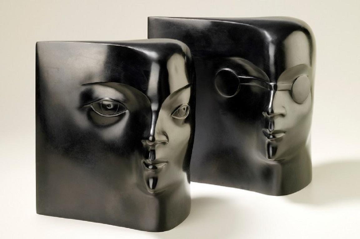 Figurative Sculpture KOBE - Tete Carree  II Sculpture en bronze Tête Figurative Patine Noire En stock