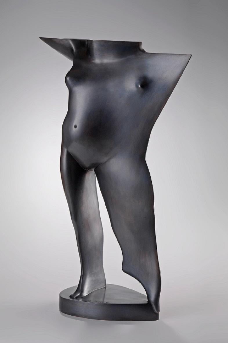 KOBE Nude Sculpture – Torso ten voeten uit, Bronzeskulptur, Fackel, stehende Figur, weiblicher Akt 