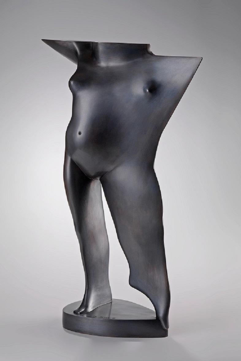KOBE Nude Sculpture – Torso ten voeten uit, Bronzeskulptur, Fackel, stehende Figur, weiblicher Akt