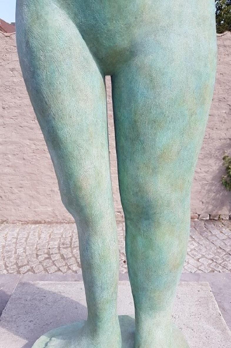 Venus Escultura de Bronce Figura Femenina de Pie con Brazo Mano Torso Desnudo - Sculpture de KOBE
