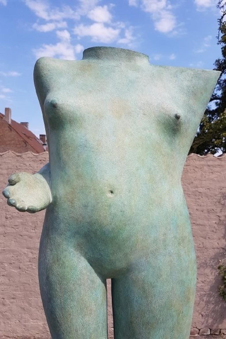 Venus Escultura de Bronce Figura Femenina de Pie con Brazo Mano Torso Desnudo - Sculpture Contemporáneo de KOBE