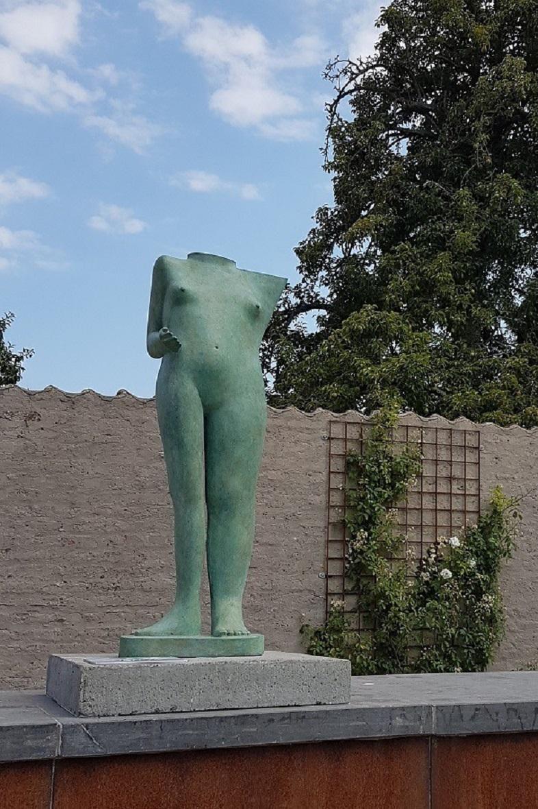 Venus Escultura de Bronce Figura Femenina de Pie con Brazo Mano Torso Desnudo
KOBE, seudónimo de Jacques Saelens, fue un artista belga (Kortrijk, Bélgica 1950 - Saint-Julien (Var), Francia 2014).

He combinaba lo amplio con lo sofisticado. Dos temas