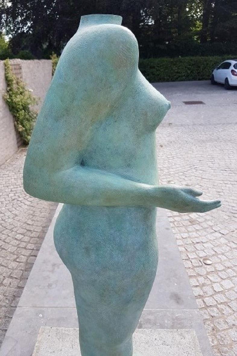 Venus Escultura de Bronce Figura Femenina de Pie con Brazo Mano Torso Desnudo en venta 1