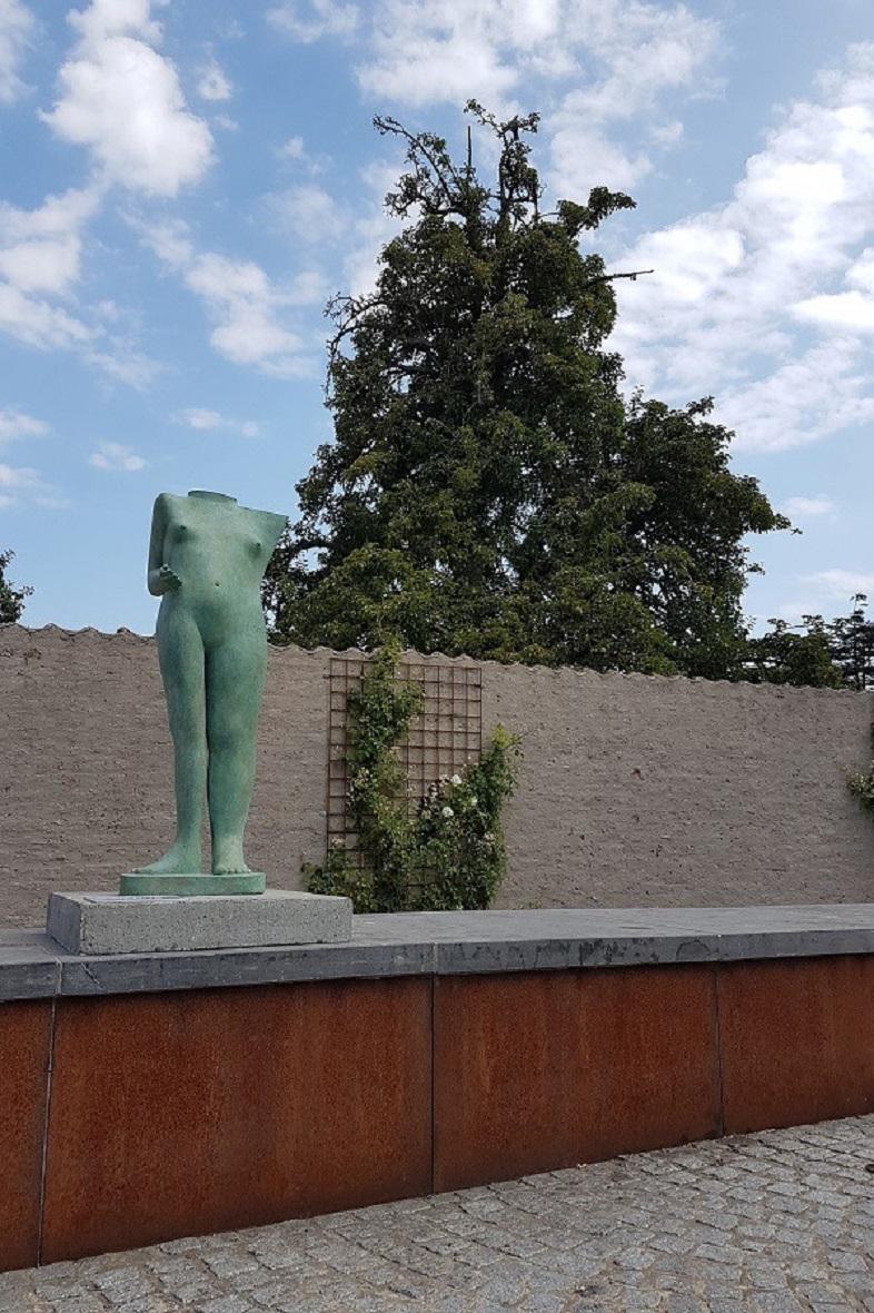 Venus Escultura de Bronce Figura Femenina de Pie con Brazo Mano Torso Desnudo en venta 2