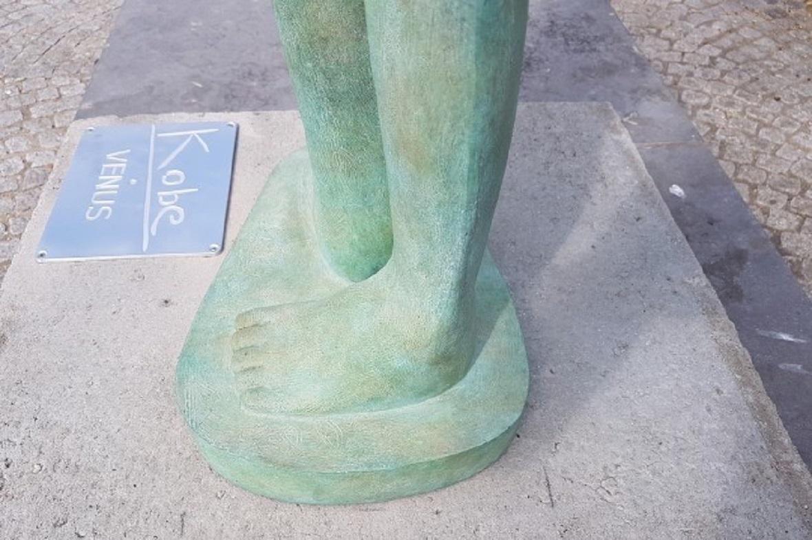 Venus Escultura de Bronce Figura Femenina de Pie con Brazo Mano Torso Desnudo en venta 4