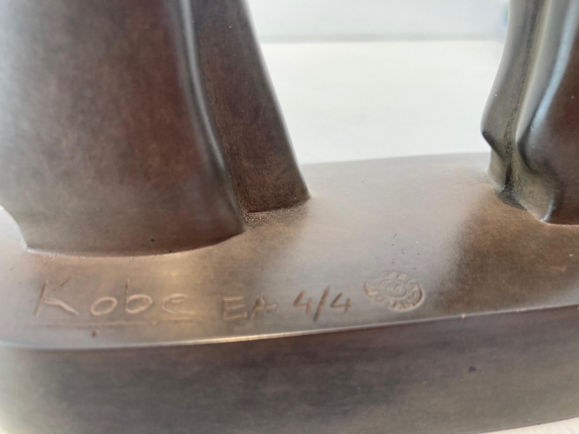 Zoals Een Pijl Pfeil Bronze  Figurative Pferdeskulptur Geometrisch Vorrätig

KOBE, Pseudonym von Jacques Saelens, war ein belgischer Künstler (Kortrijk, Belgien 1950 - Saint-Julien (Var), Frankreich 2014).

Er kombinierte das Breite mit dem