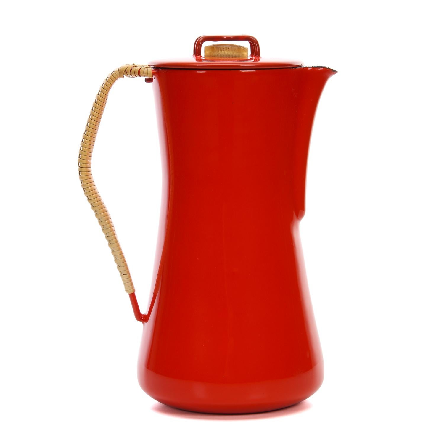 Kobenstyle Coffee pot by Jens H. Quistgaard for Dansk Designs in 1955 - super rare first edition red enameled coffee pot with cane wrapped handle in very good vintage condition.

A very stylish enameled steel coffee pot with a tall slightly