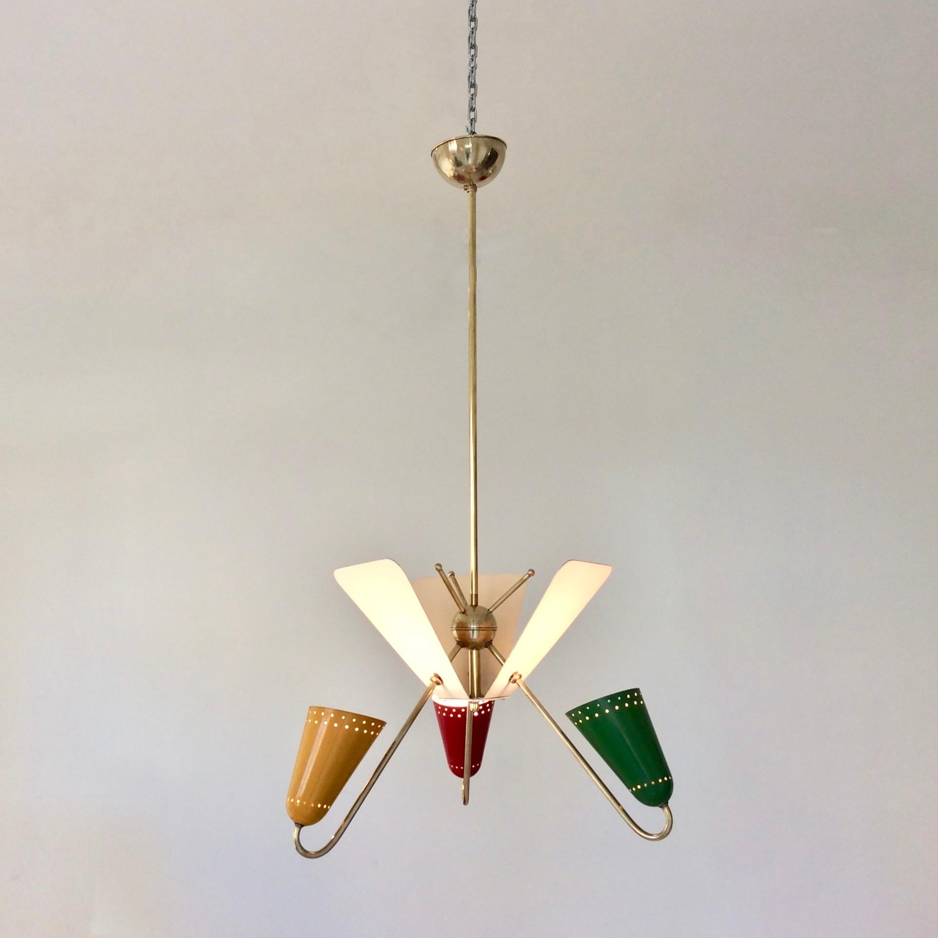 Rare Kobis and Lorence reflector hanging lamp, circa 1950, France.
Three arms, three perforated conical shades: yellow, red and green.
Three white reflectors.
Indirect lighting.
Brass and lacquered metal.
3 B22 bulbs of 40 W.
Original condition.
We