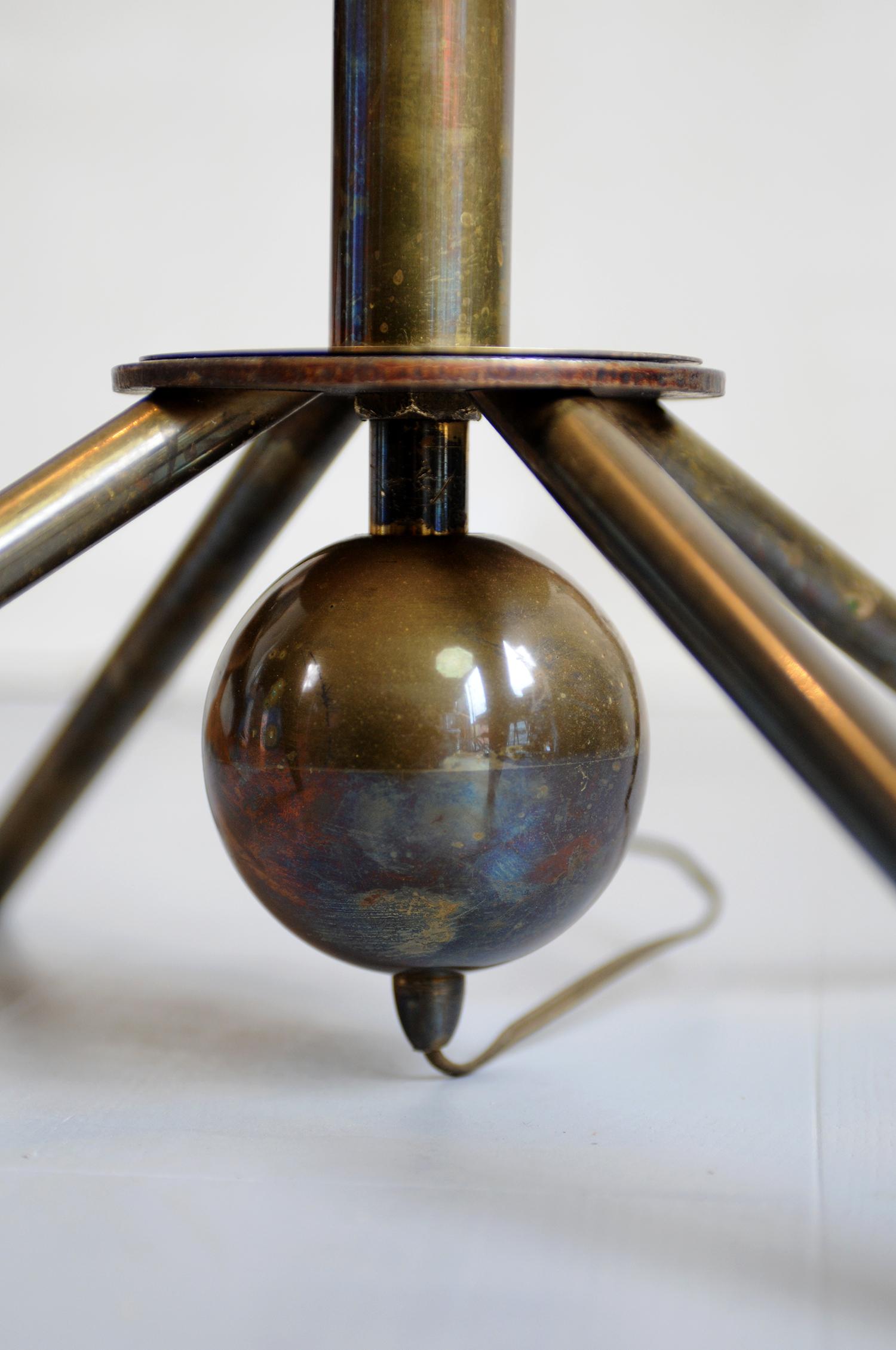M. Kobis & R. Lorence, floor lamp in varnished brass with adjustable height, France 1950. The reflector is articulated by a double ball joint, the base is heavily weighted by a solid brass sphere.
Documentation: Maison Française n ° 68, June