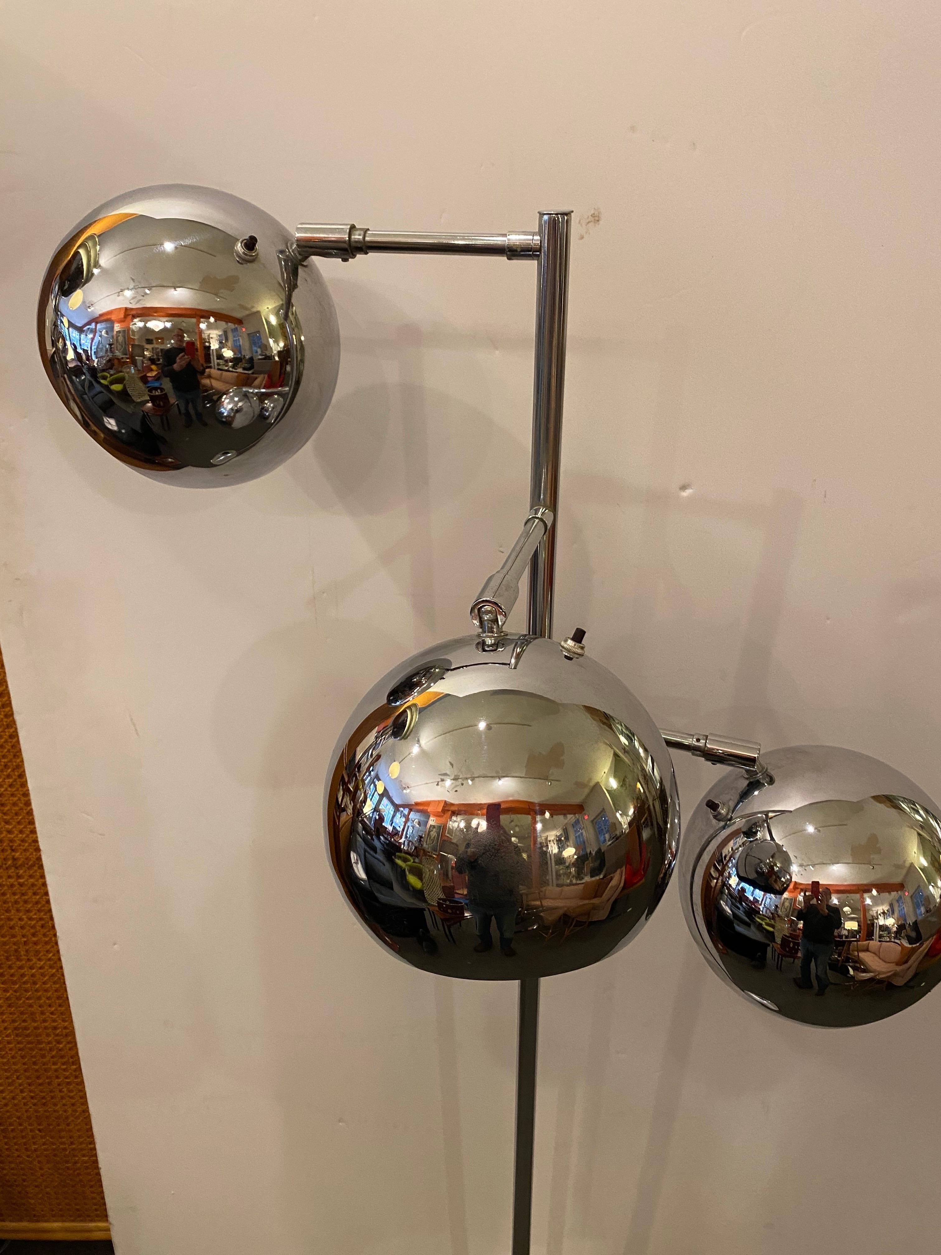 Koch et Lowy Lampadaire chromé à 3 têtes.  Les abat-jour Chrome Ball ont chacun leur propre interrupteur et tournent facilement pour ajuster la direction de la lumière.  Le chrome est très propre !