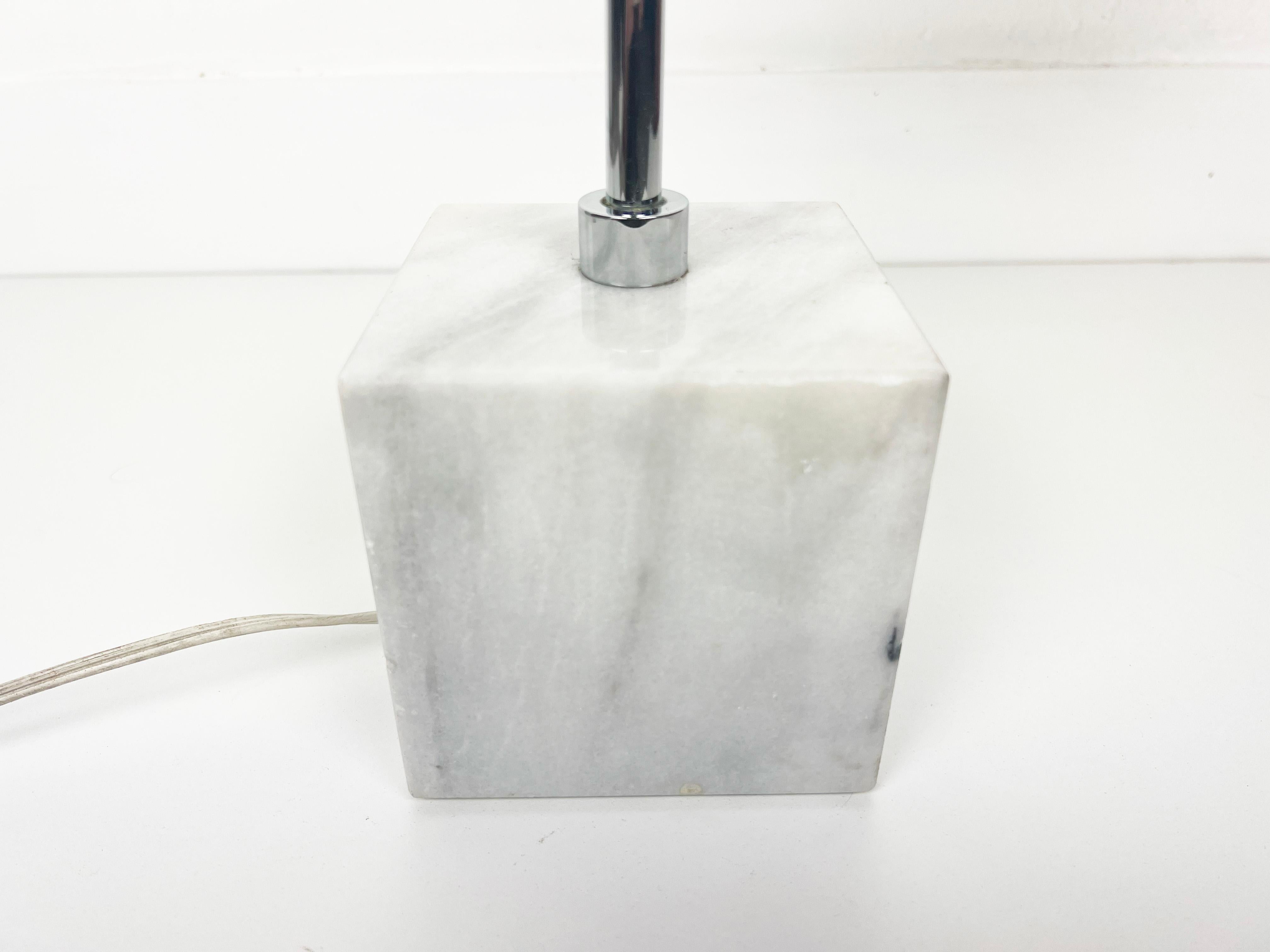 Lámpara de mesa Koch & Lowy con base de mármol y cromo siglo XX en venta