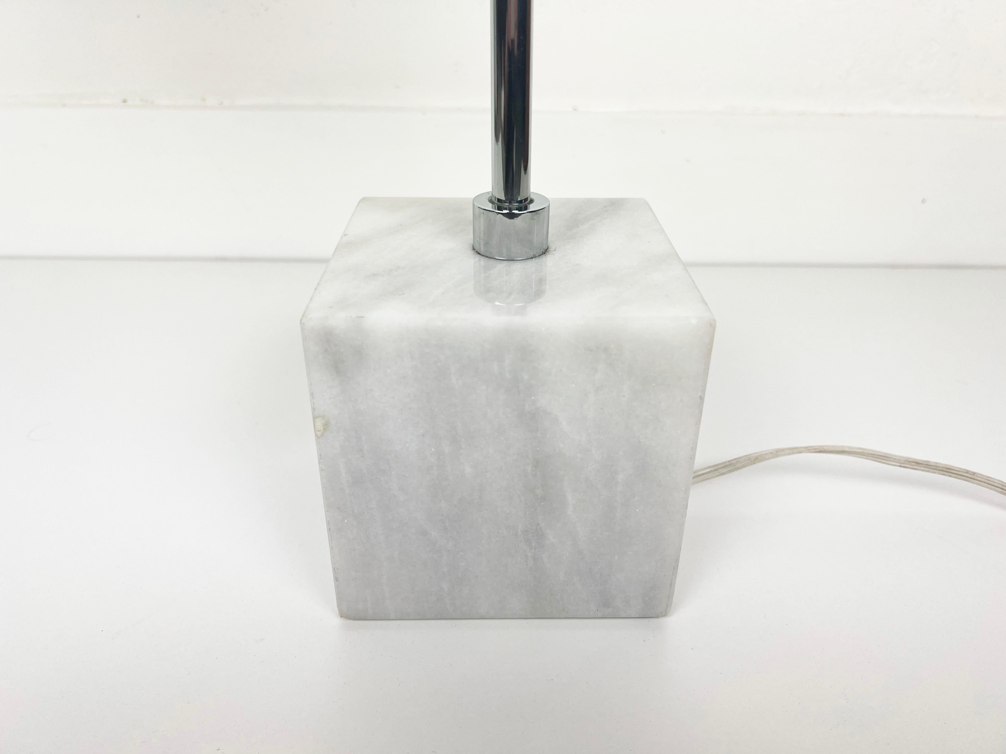 Lámpara de mesa Koch & Lowy con base de mármol y cromo Cromo en venta