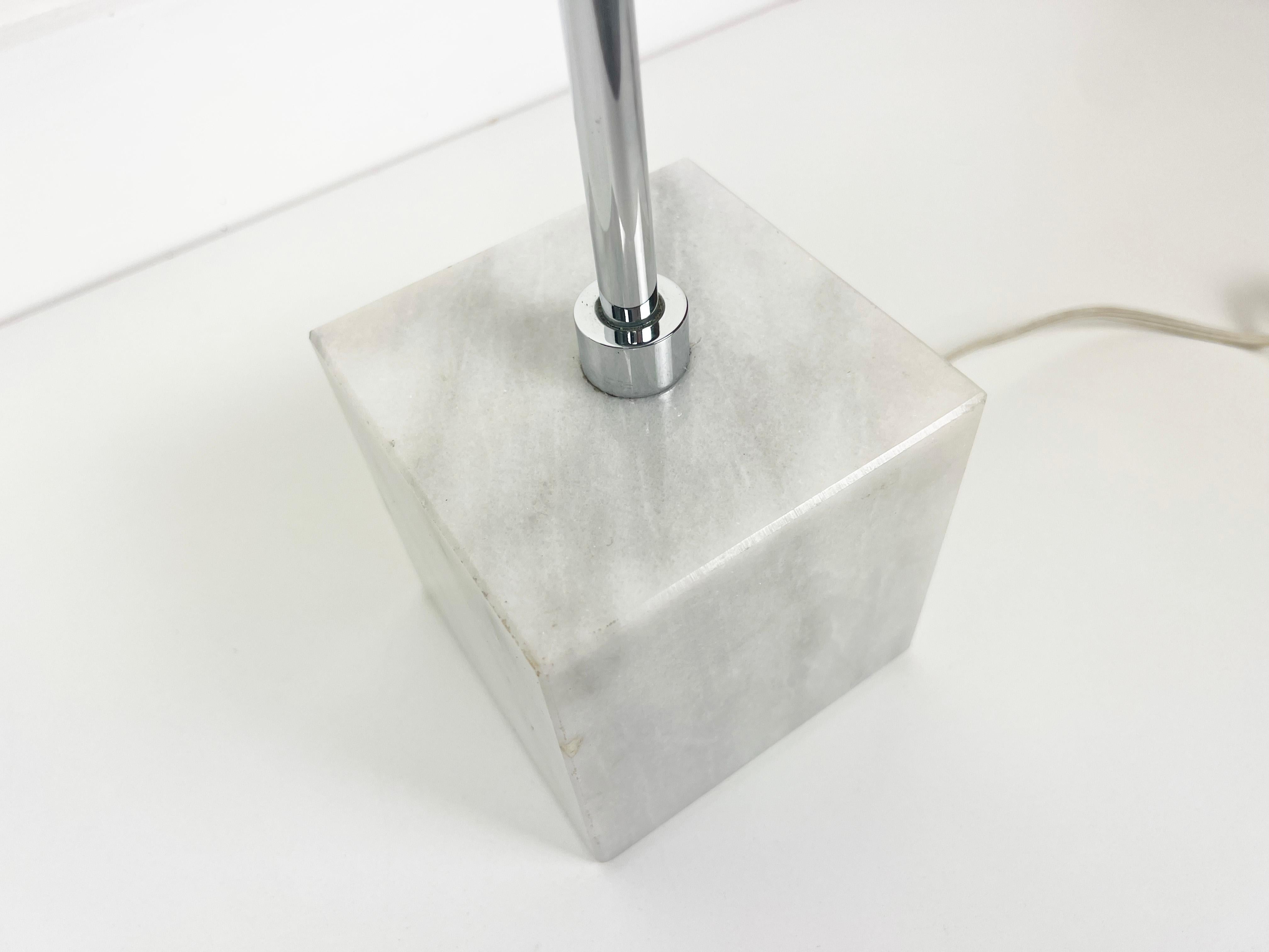 Lámpara de mesa Koch & Lowy con base de mármol y cromo en venta 1