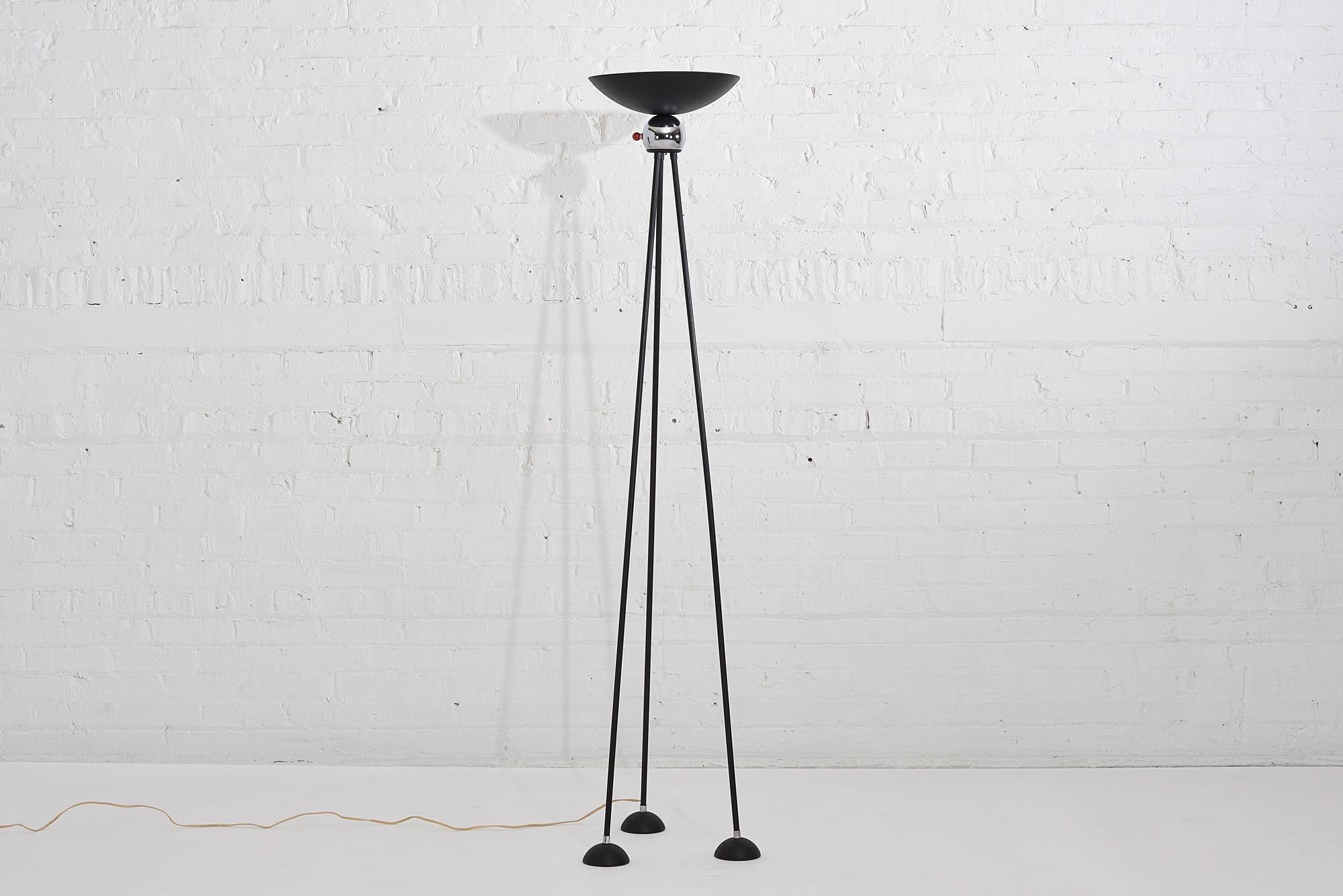Koch and Lowy Postmodern Tripod Floor Lamp, 1980 In Good Condition For Sale In Chicago, IL