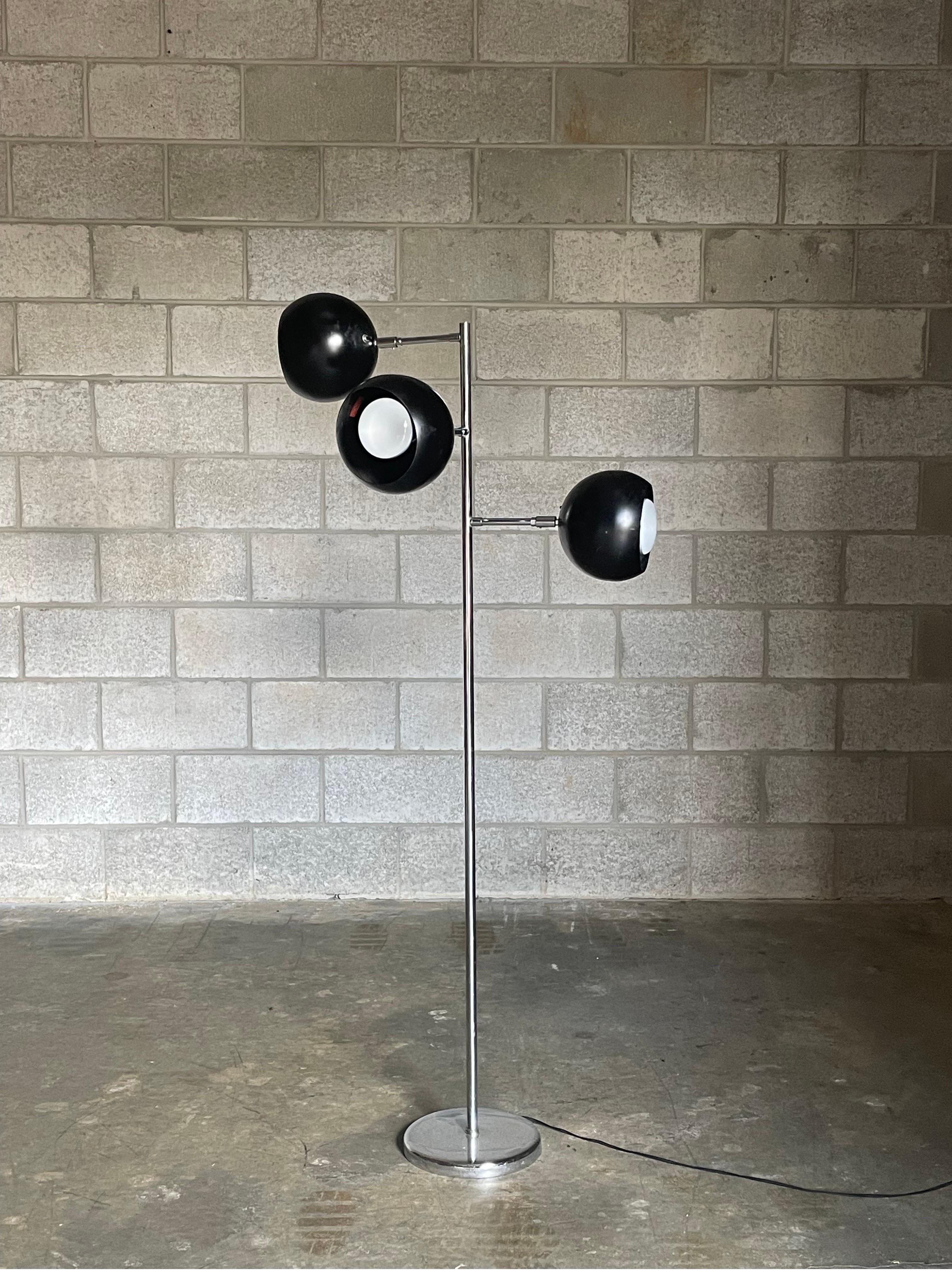 Américain Koch and Lowy lampadaire à trois bras, style Triennale en vente