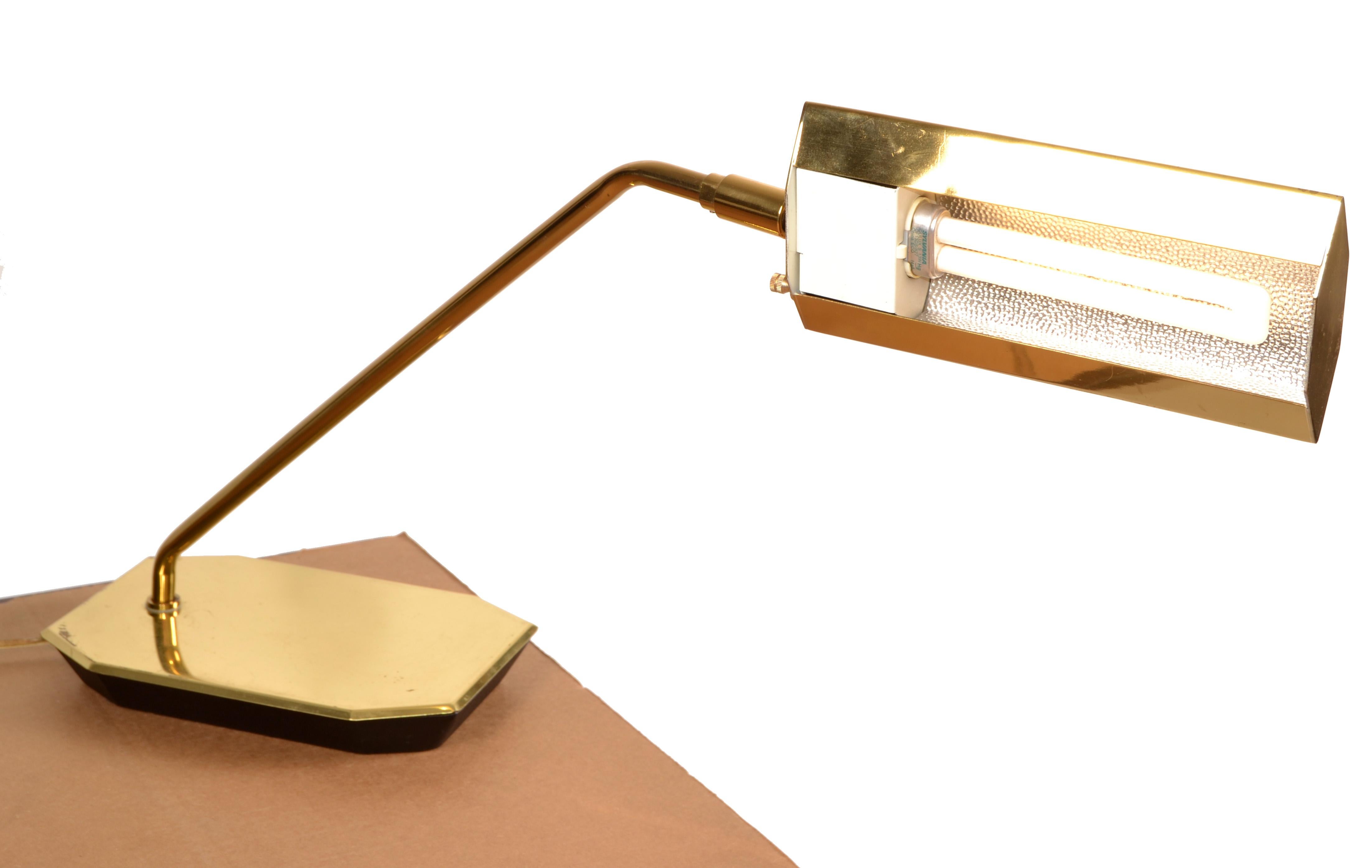 Koch & Lowy Gegliederte Swing-Messing-Schreibtischlampe, Mid-Century Modern 1965, gestempelt im Angebot 3