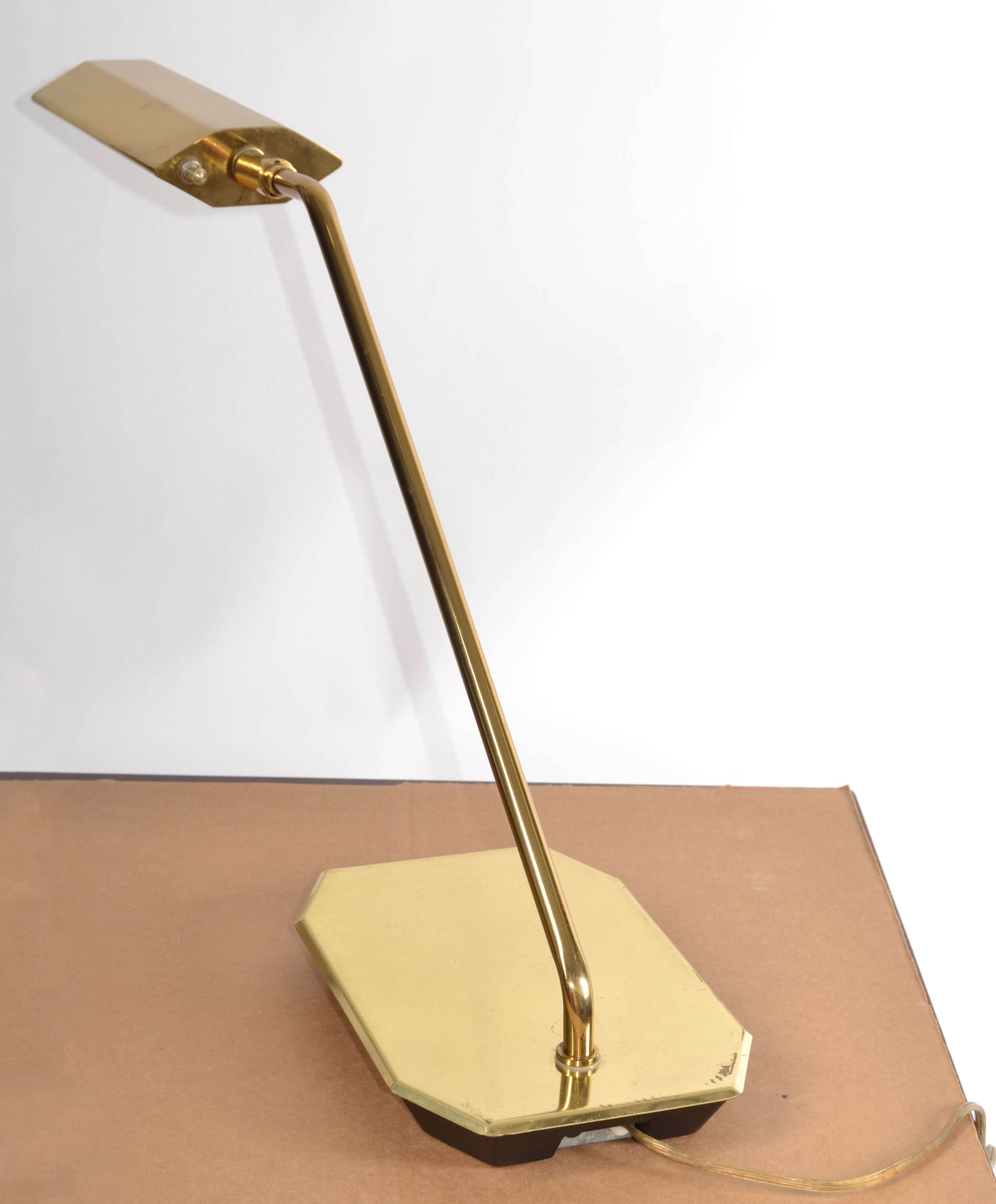 Koch & Lowy Gegliederte Swing-Messing-Schreibtischlampe, Mid-Century Modern 1965, gestempelt im Angebot 4