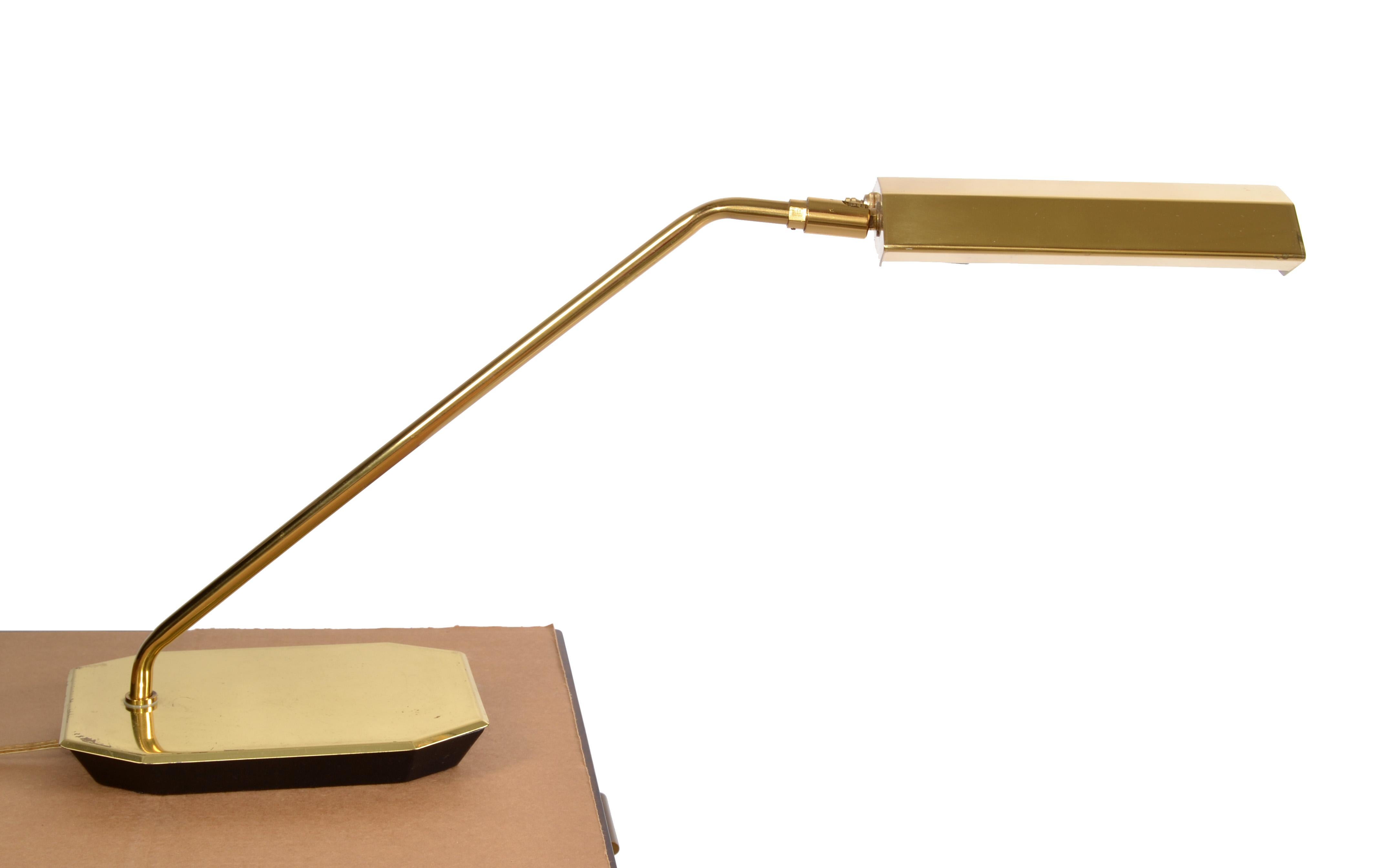 Diese Swing Brass Desk Lamp wurde von Koch & Lowy hergestellt, dem angesehenen amerikanischen Unternehmen, das alle Arten von Beleuchtungen entwarf, von Tisch- und Stehlampen bis hin zu Kronleuchtern.  
Es ist am besten bekannt und anerkannt durch