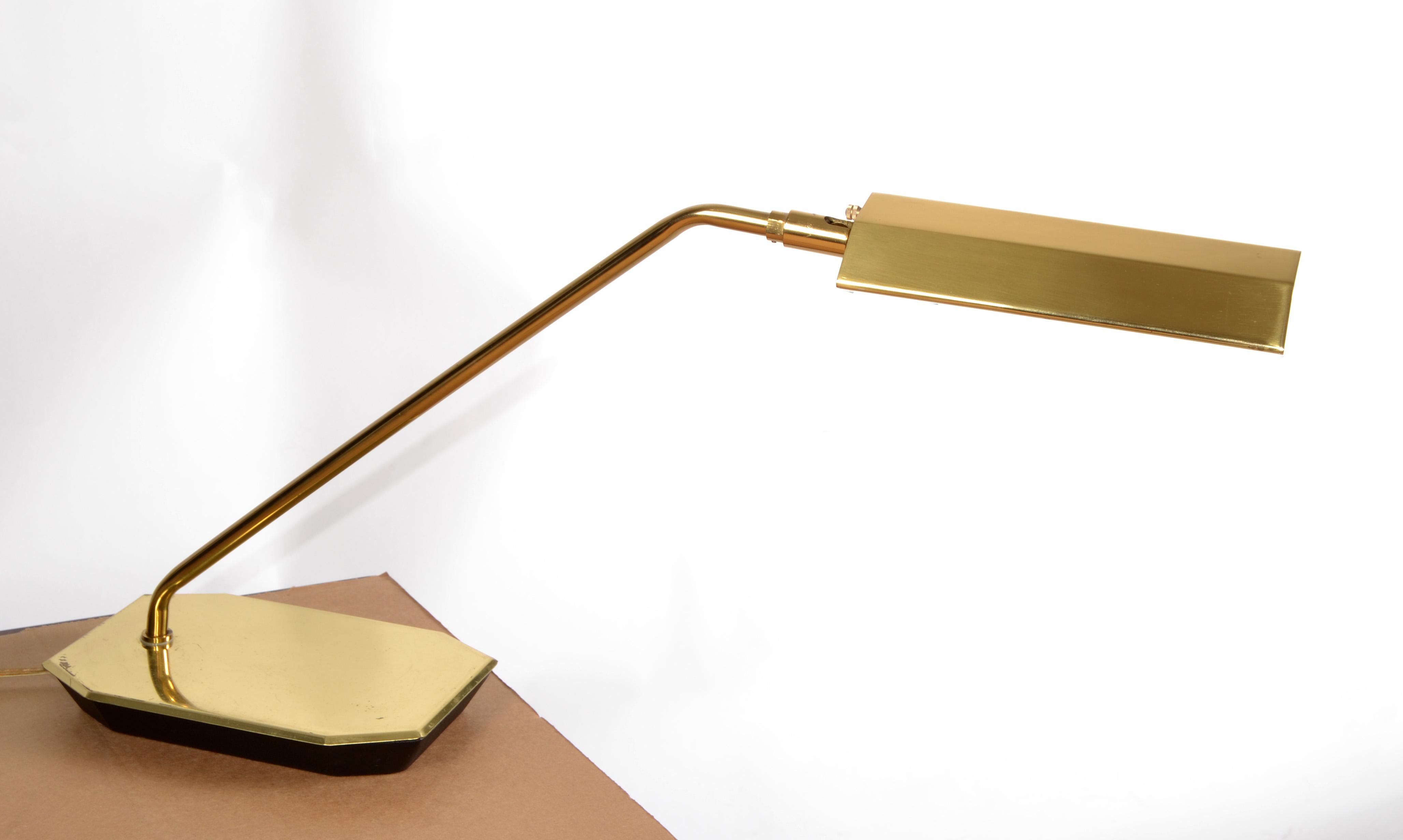 Américain Koch & Lowy lampe de bureau articulée en laiton moderne mi-siècle moderne 1965 estampillée en vente