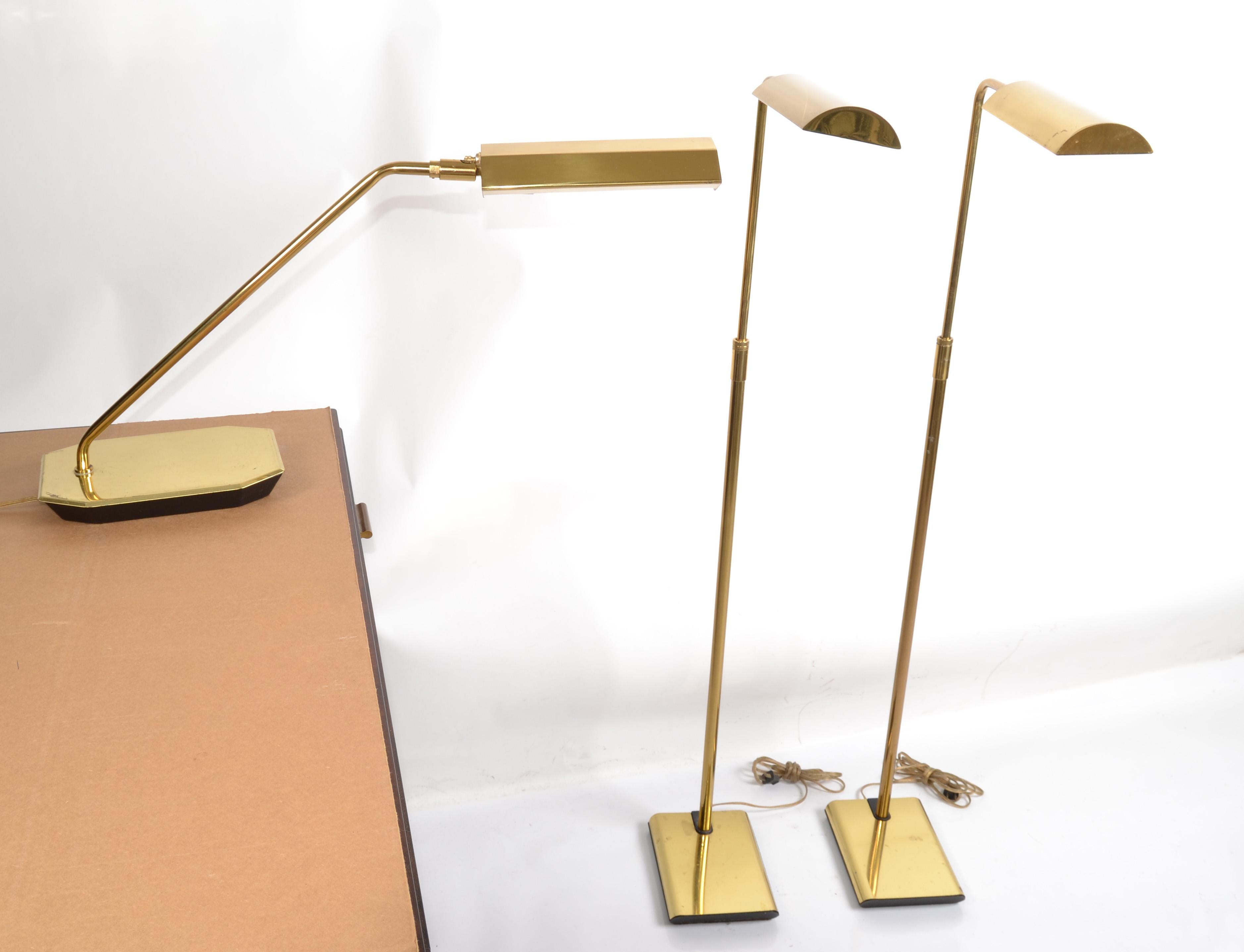 Koch & Lowy Lámpara de escritorio articulada de latón Moderna de mediados de siglo 1965 Estampada Latón en venta
