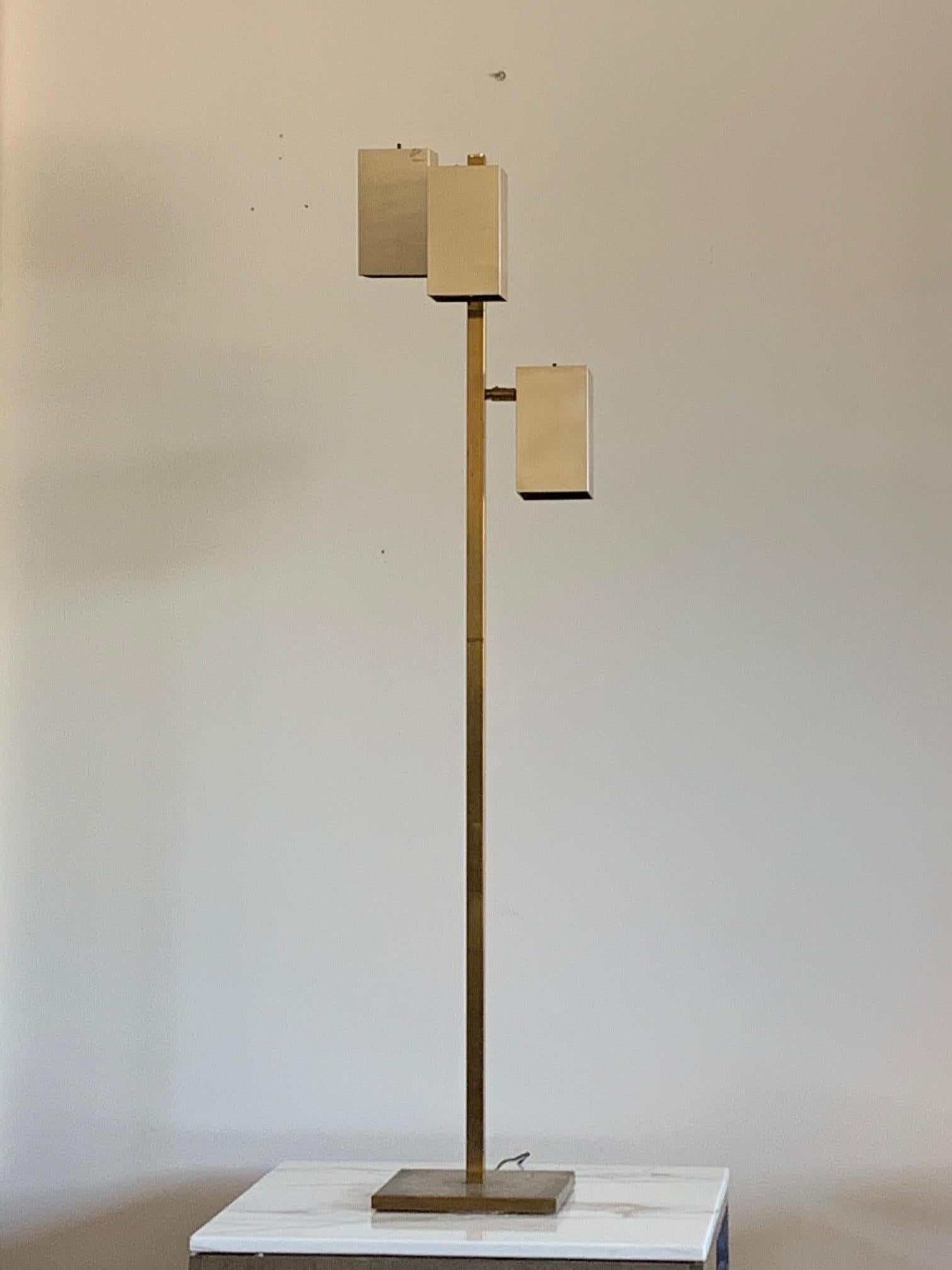 Lampadaire en laiton de Koch & Lowy avec trois cubes rectangulaires articulés montés sur la tige verticale carrée en laiton, sur une base carrée en laiton. Les cubes lumineux s'allument et s'éteignent indépendamment les uns des autres et pivotent