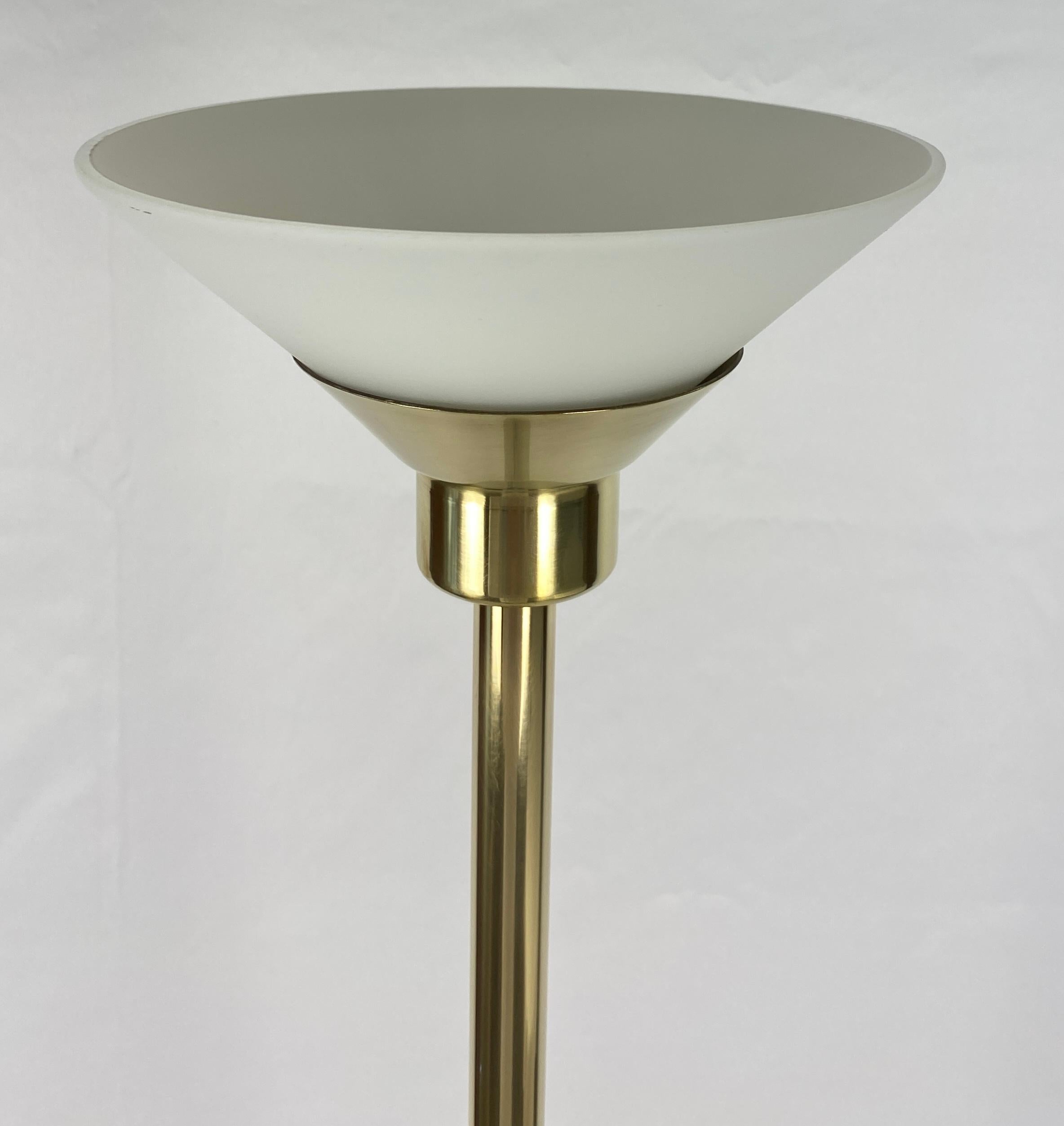 Laiton Lampadaire Koch & Lowy avec abat-jour en verre en vente