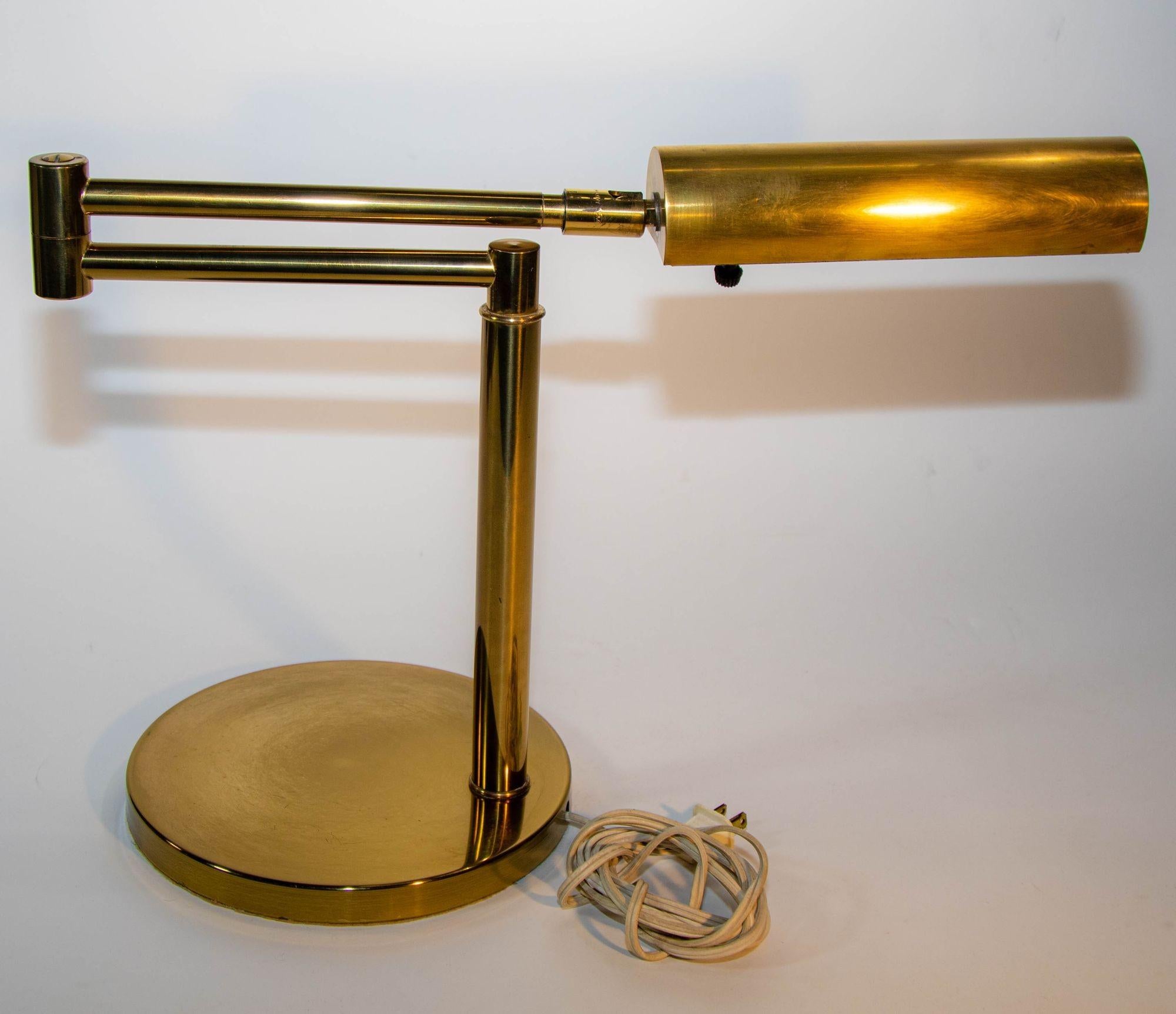 Swing-Tischlampe aus Messing von Koch & Lowy aus der Jahrhundertmitte.
Gelenkige Schreibtischlampe aus Messing von Koch & Lowy Modernist 1970s.
Beweglich und schwenkbar in mehrere Richtungen.
Messing-Schwenkarmtisch oder Schreibtisch-Leselampe aus