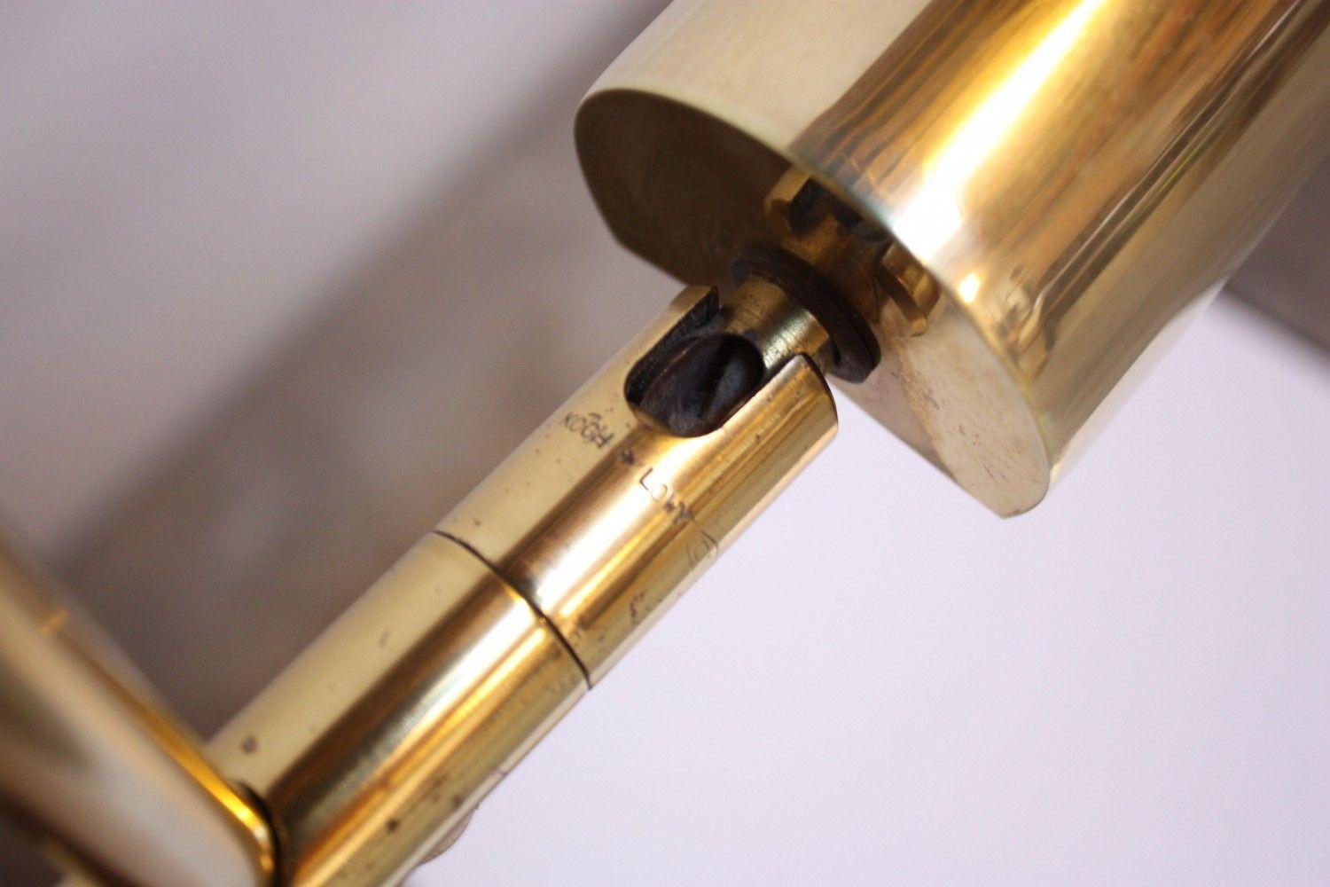 Koch & Lowy Swing-Tisch- oder Schreibtischlampe aus Messing 1970er Jahre (Moderne der Mitte des Jahrhunderts) im Angebot