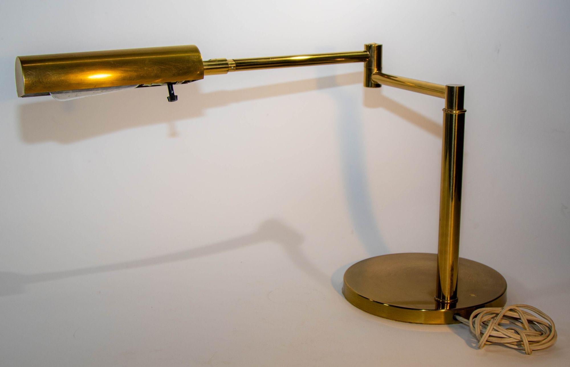 Koch & Lowy Swing-Tisch- oder Schreibtischlampe aus Messing 1970er Jahre (amerikanisch) im Angebot