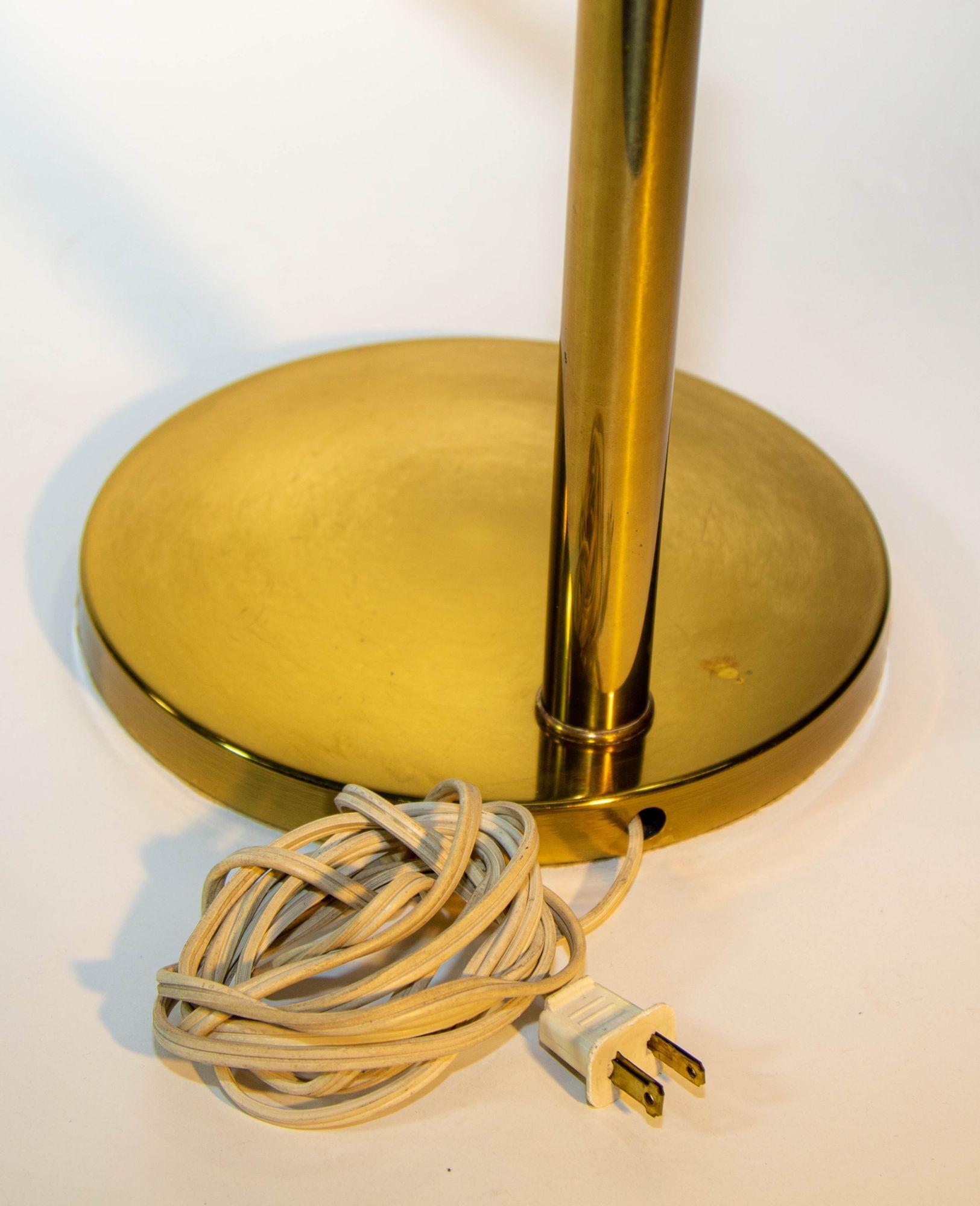 Koch & Lowy Swing-Tisch- oder Schreibtischlampe aus Messing 1970er Jahre im Zustand „Gut“ im Angebot in North Hollywood, CA