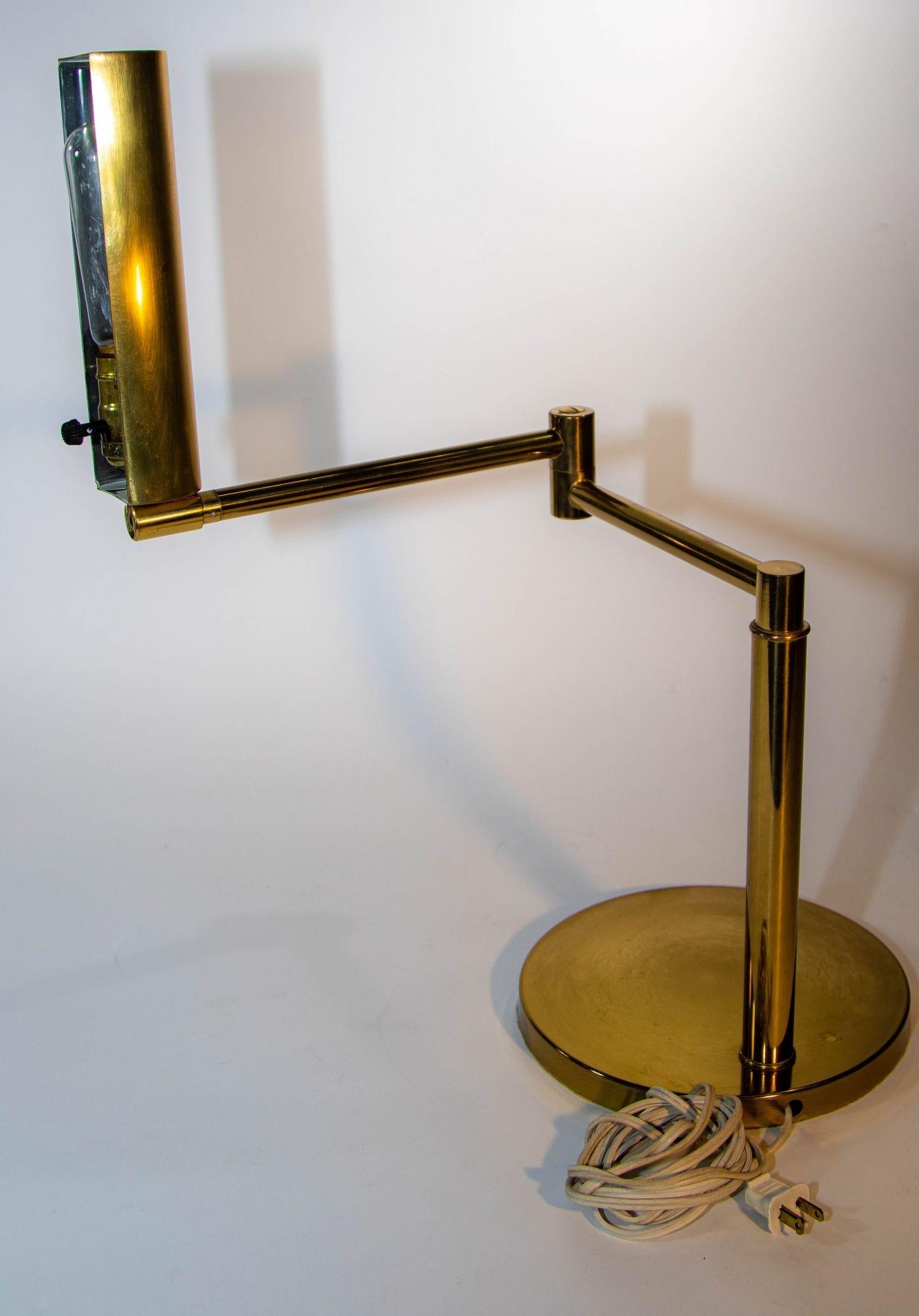 Koch & Lowy Swing-Tisch- oder Schreibtischlampe aus Messing 1970er Jahre (20. Jahrhundert) im Angebot