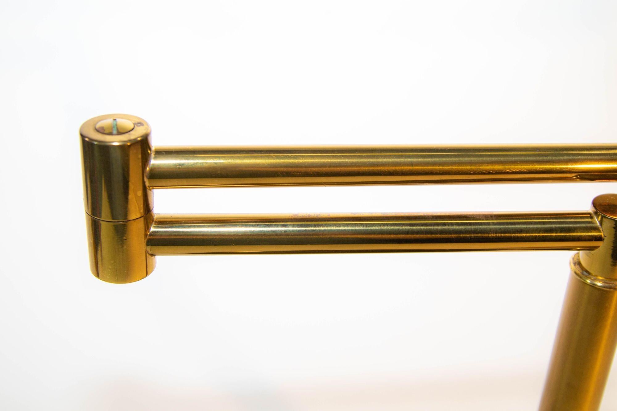 Koch & Lowy Swing-Tisch- oder Schreibtischlampe aus Messing 1970er Jahre im Angebot 1