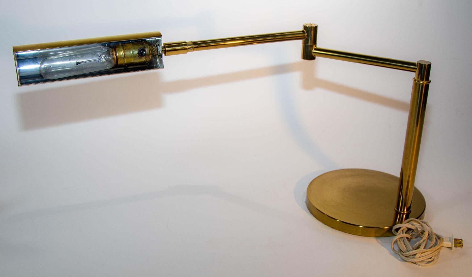 Koch & Lowy Swing-Tisch- oder Schreibtischlampe aus Messing 1970er Jahre im Angebot 2