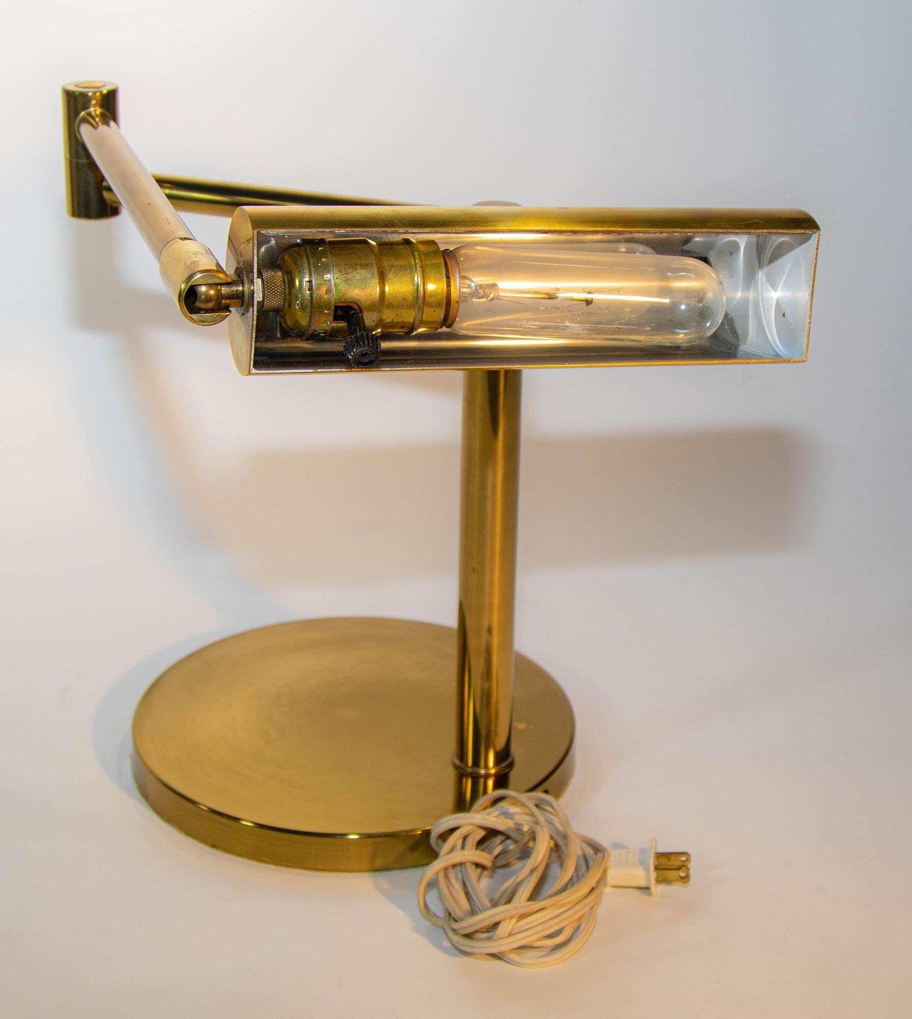 Koch & Lowy Swing-Tisch- oder Schreibtischlampe aus Messing 1970er Jahre im Angebot 3