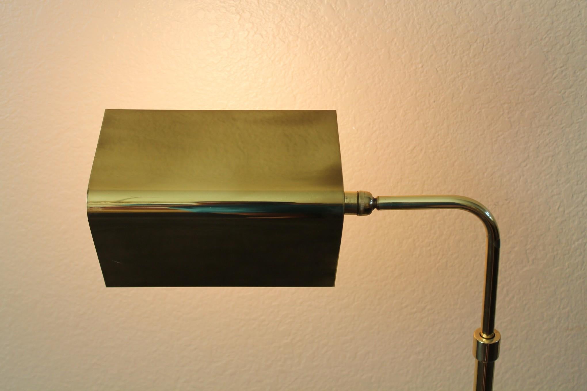 Koch & Lowy Lampada da terra in ottone con dimmer articolato Iconico design di metà secolo 1970 in vendita 3