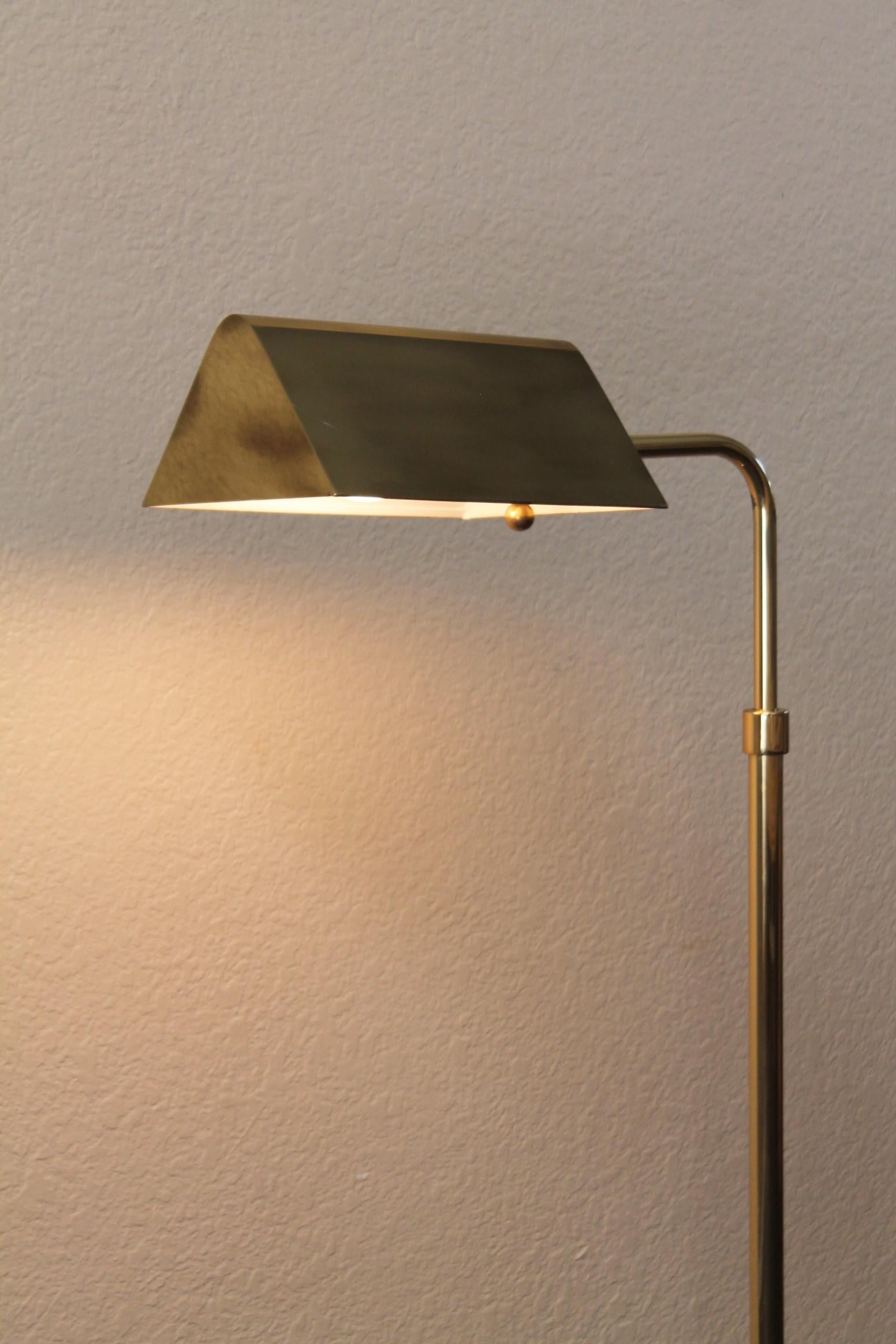 Koch & Lowy Lampada da terra in ottone con dimmer articolato Iconico design di metà secolo 1970 in vendita 4