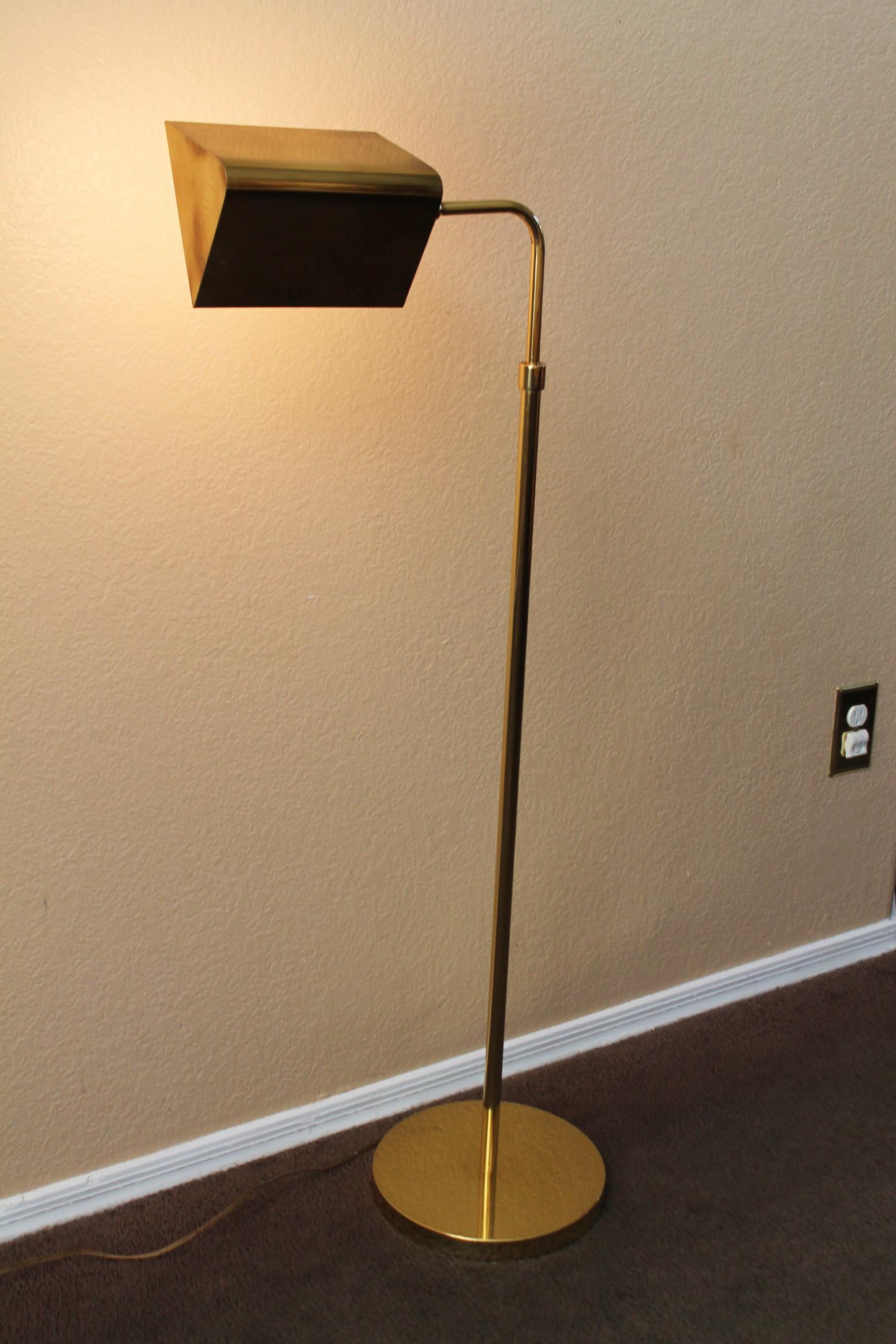 Koch & Lowy
MEDIOEVO
LAMPADA DA TERRA IN OTTONE
DESIGN ICONICO

DIMENSIONI: 44