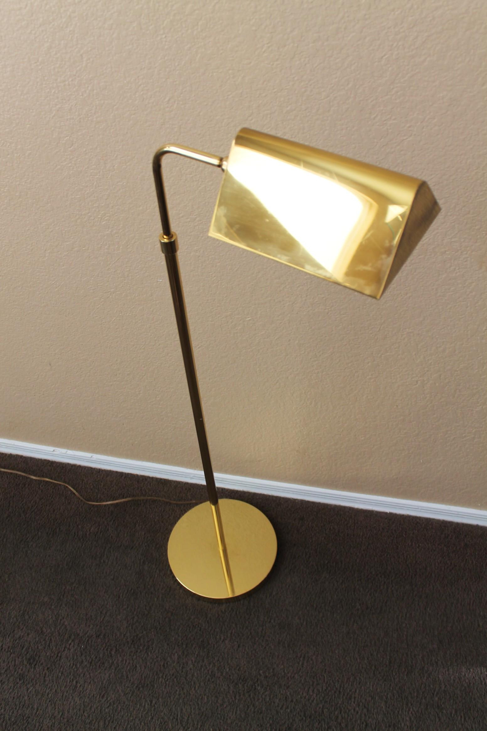 Americano Koch & Lowy Lampada da terra in ottone con dimmer articolato Iconico design di metà secolo 1970 in vendita