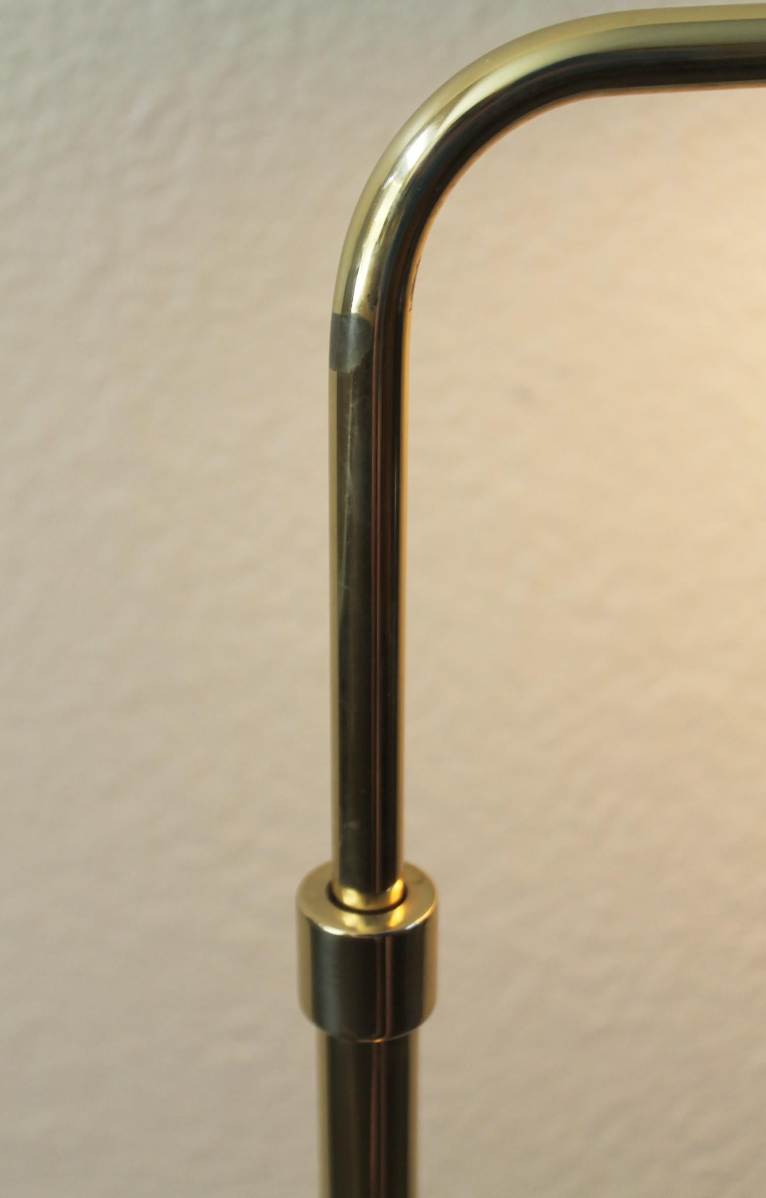 XX secolo Koch & Lowy Lampada da terra in ottone con dimmer articolato Iconico design di metà secolo 1970 in vendita