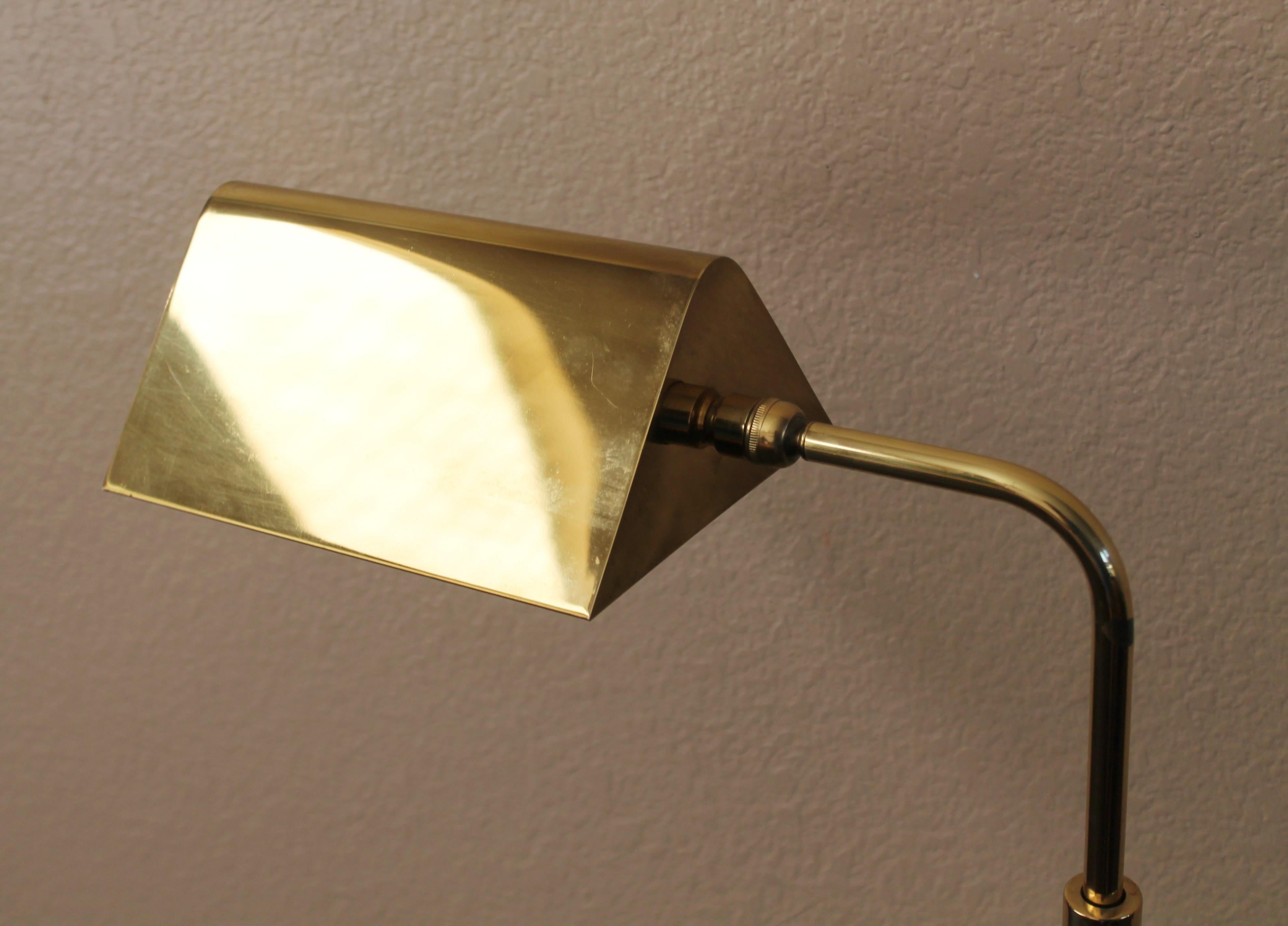 Ottone Koch & Lowy Lampada da terra in ottone con dimmer articolato Iconico design di metà secolo 1970 in vendita
