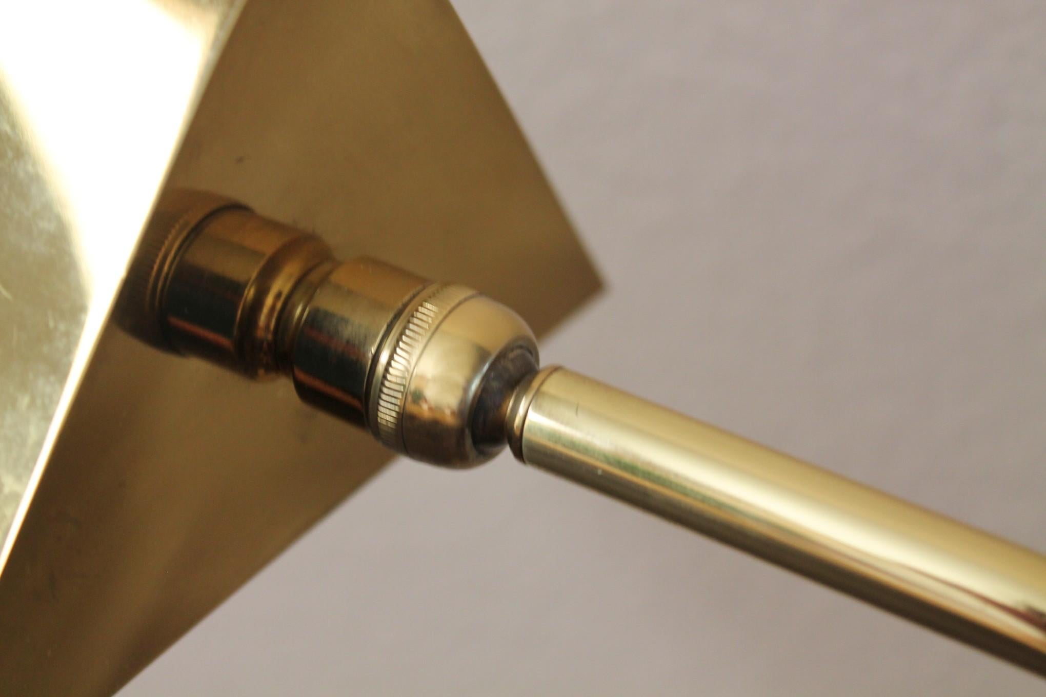 Koch & Lowy Lampada da terra in ottone con dimmer articolato Iconico design di metà secolo 1970 in vendita 1