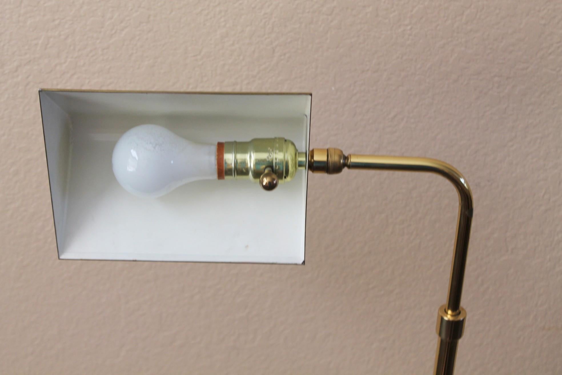 Koch & Lowy Lampada da terra in ottone con dimmer articolato Iconico design di metà secolo 1970 in vendita 2