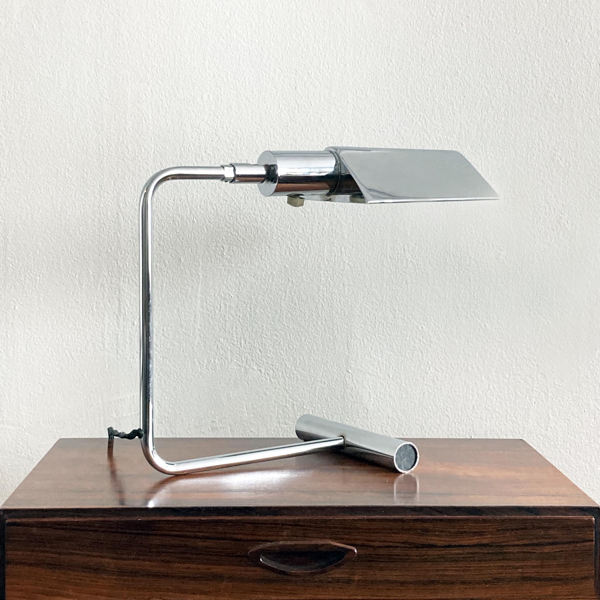 Koch & Lowy for OMI Silver Chrome Reading Desk Lamp, In Working Order, 1960s In Good Condition For Sale In New York, NY
