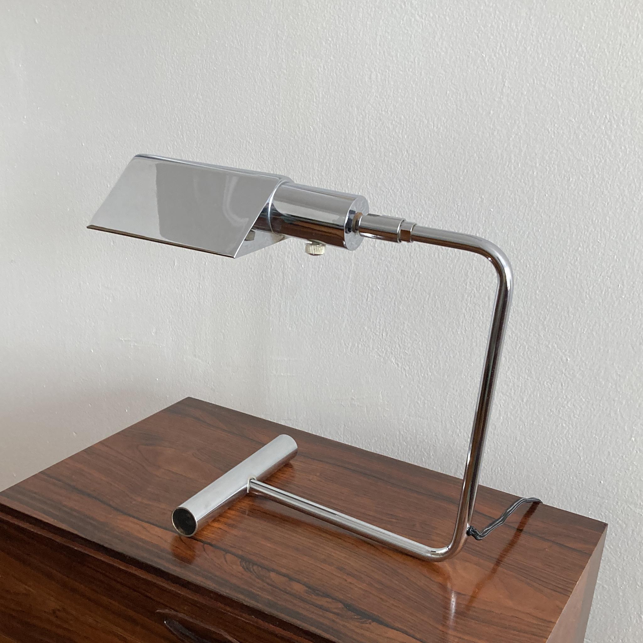 Milieu du XXe siècle Koch & Lowy lampe de bureau en chrome argenté pour OMI, en état de marche, années 1960 en vente